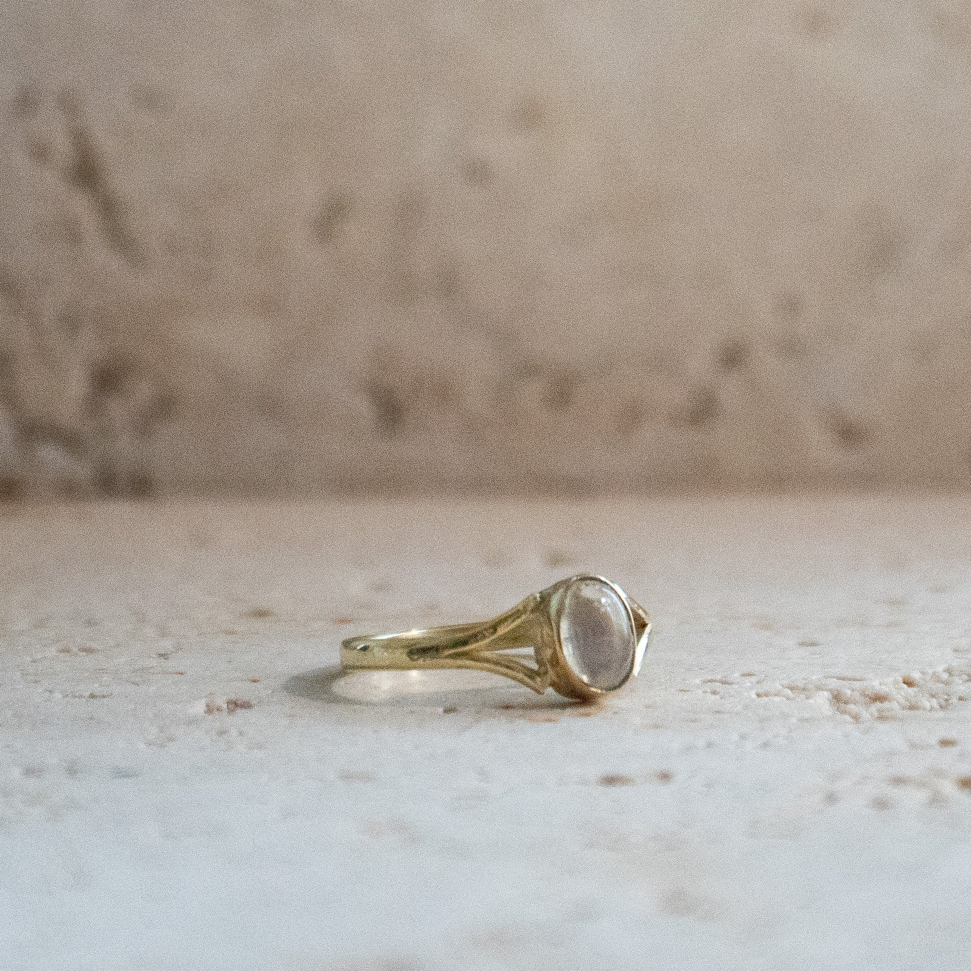Zarter Opalring handgefertigt mit ovalem Stein