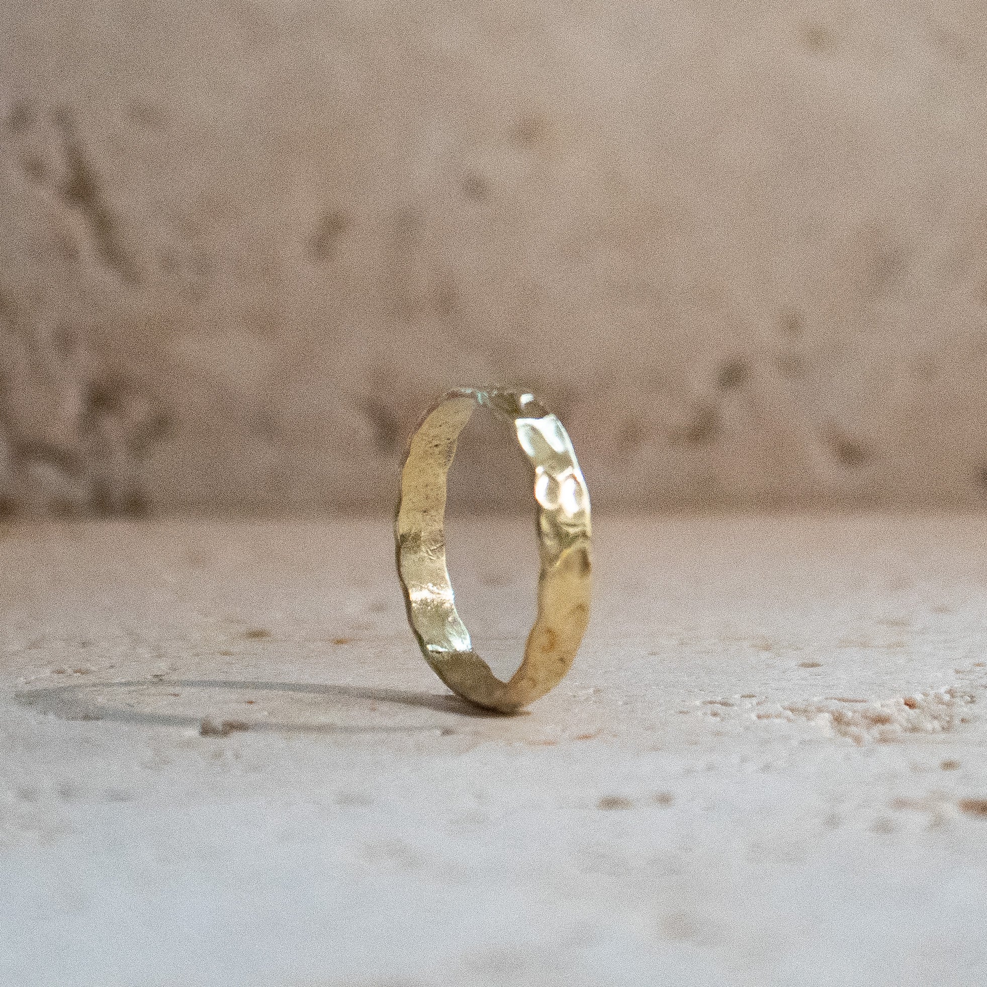 Gehämmerter Ring aus Messing handgemacht gold
