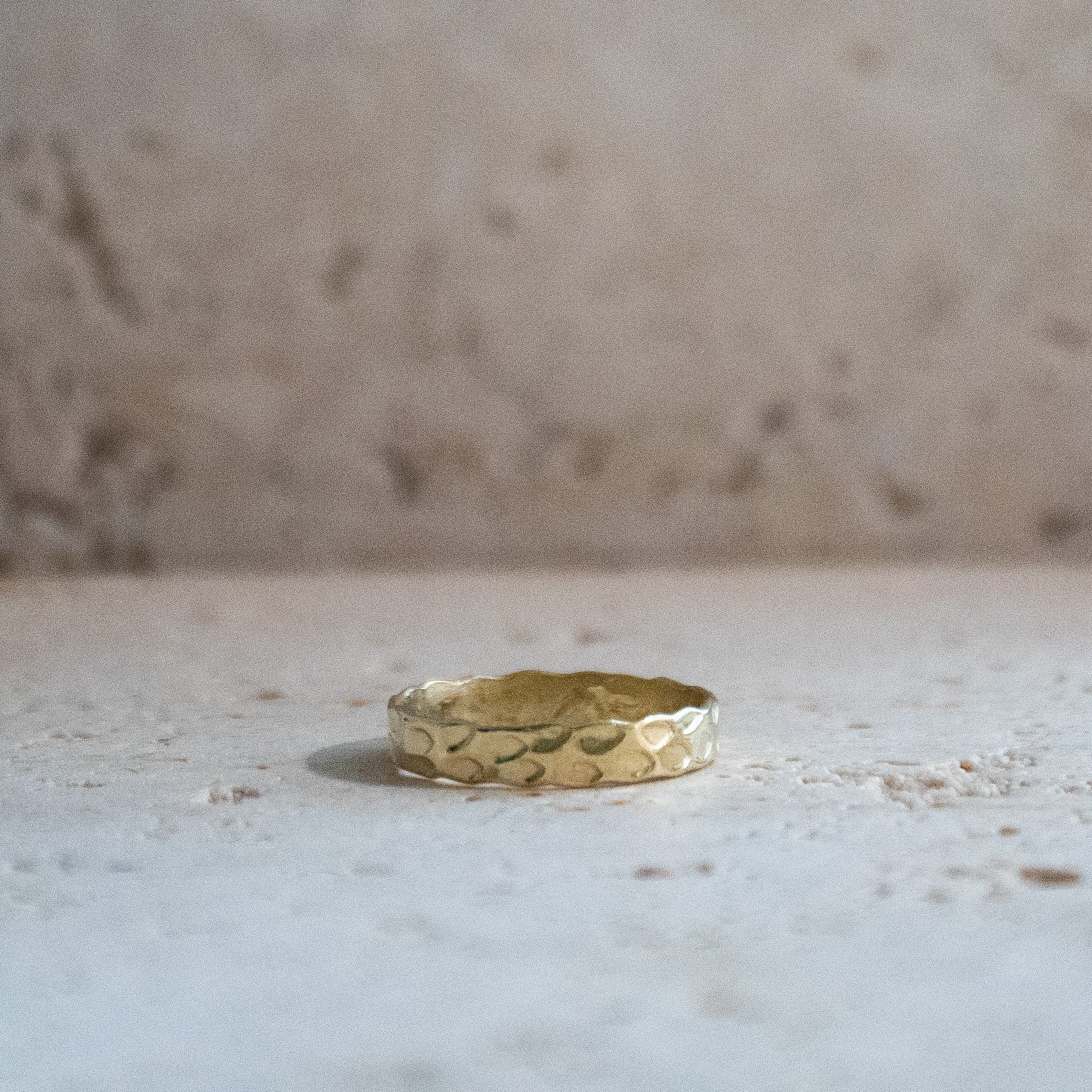 Gehämmerter Ring aus Messing handgemacht gold