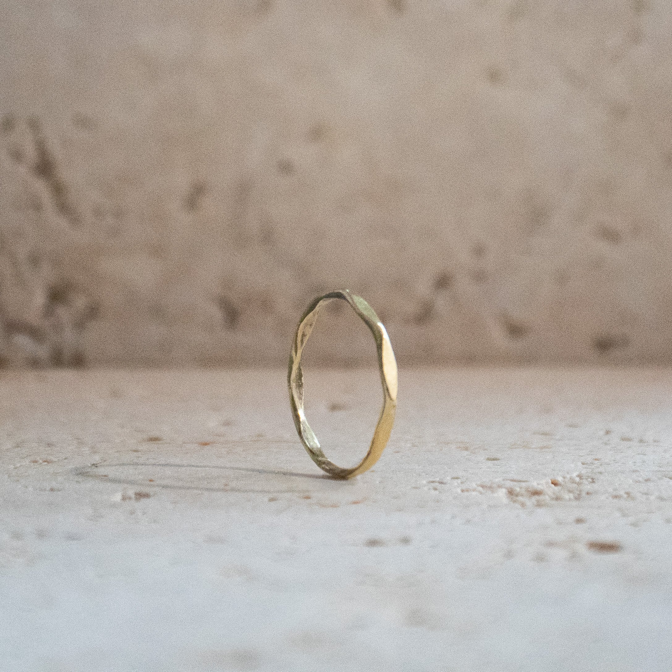 Fine bague octogonale faite à la main en laiton