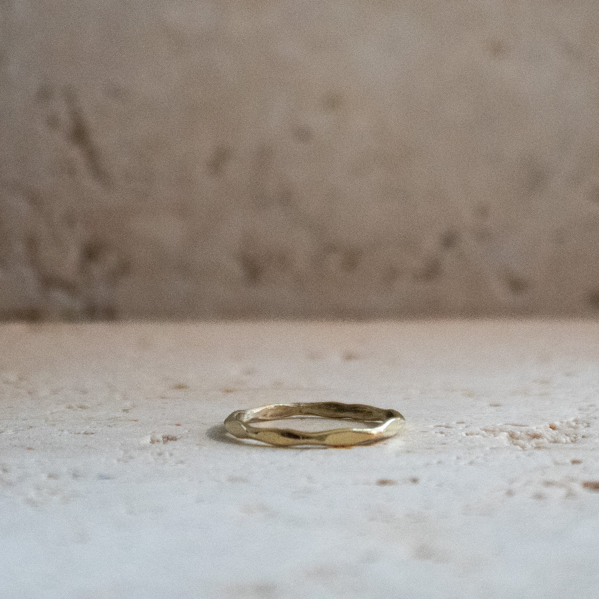 Fine bague octogonale faite à la main en laiton