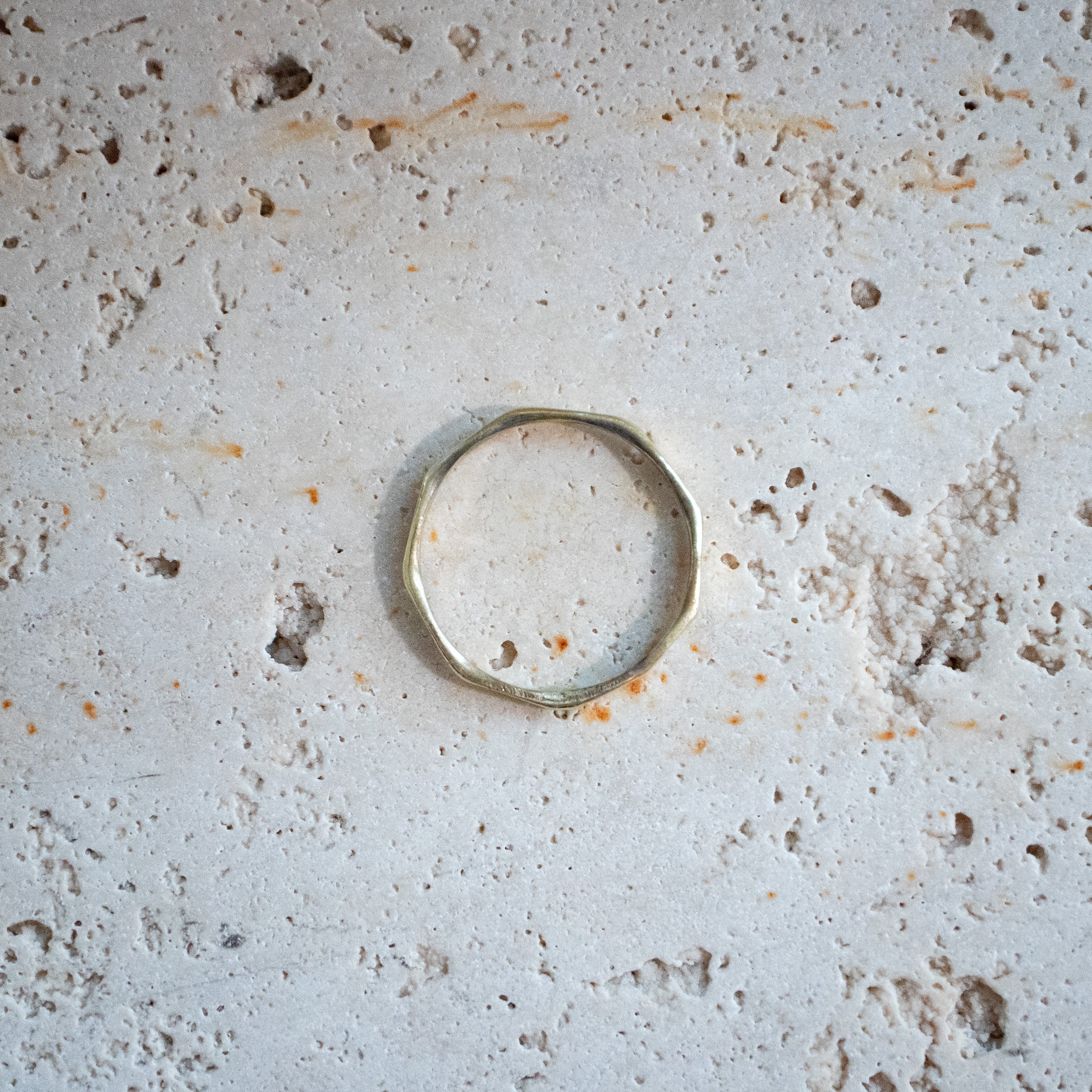 Fine bague octogonale faite à la main en laiton