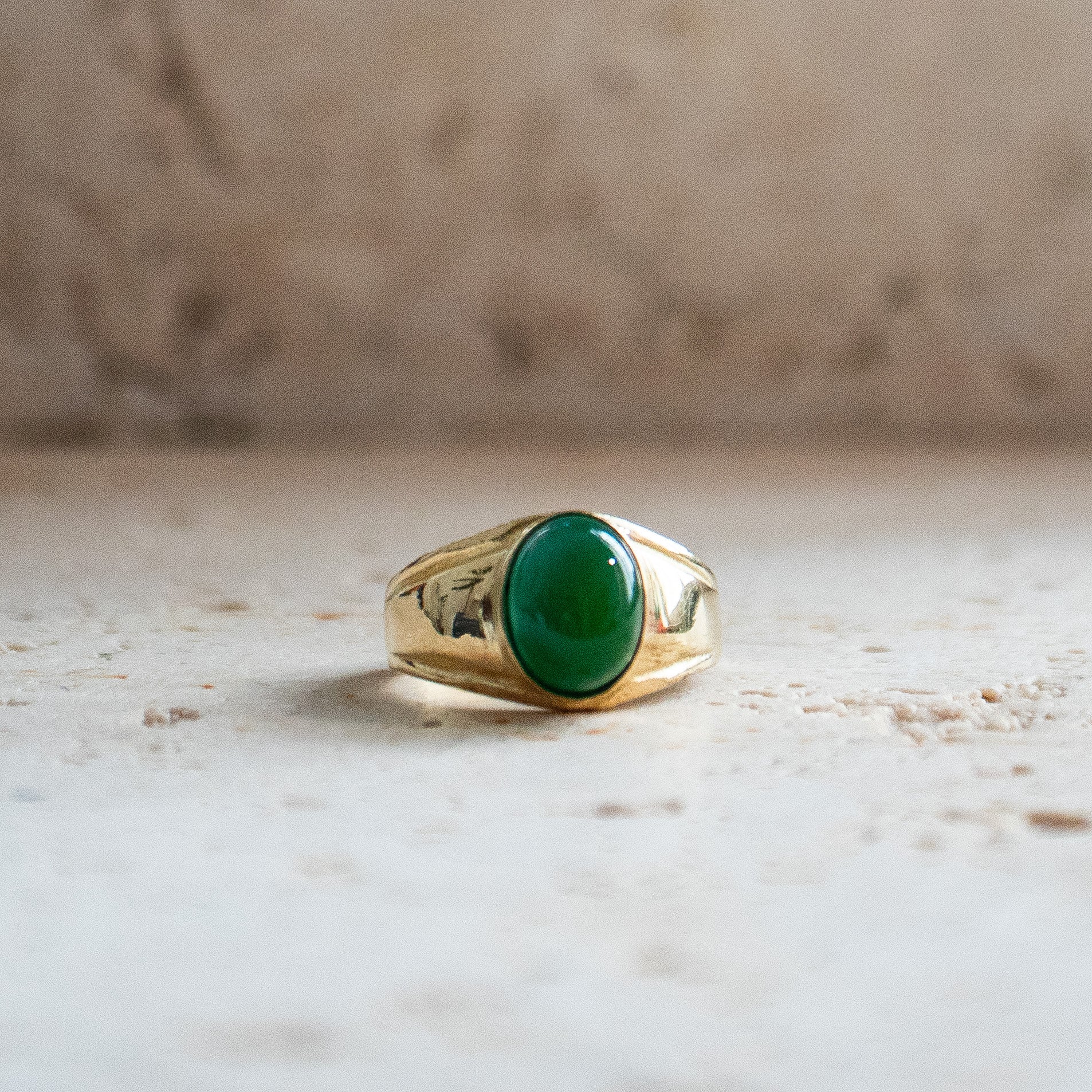 Chevalière avec onyx vert ovale or