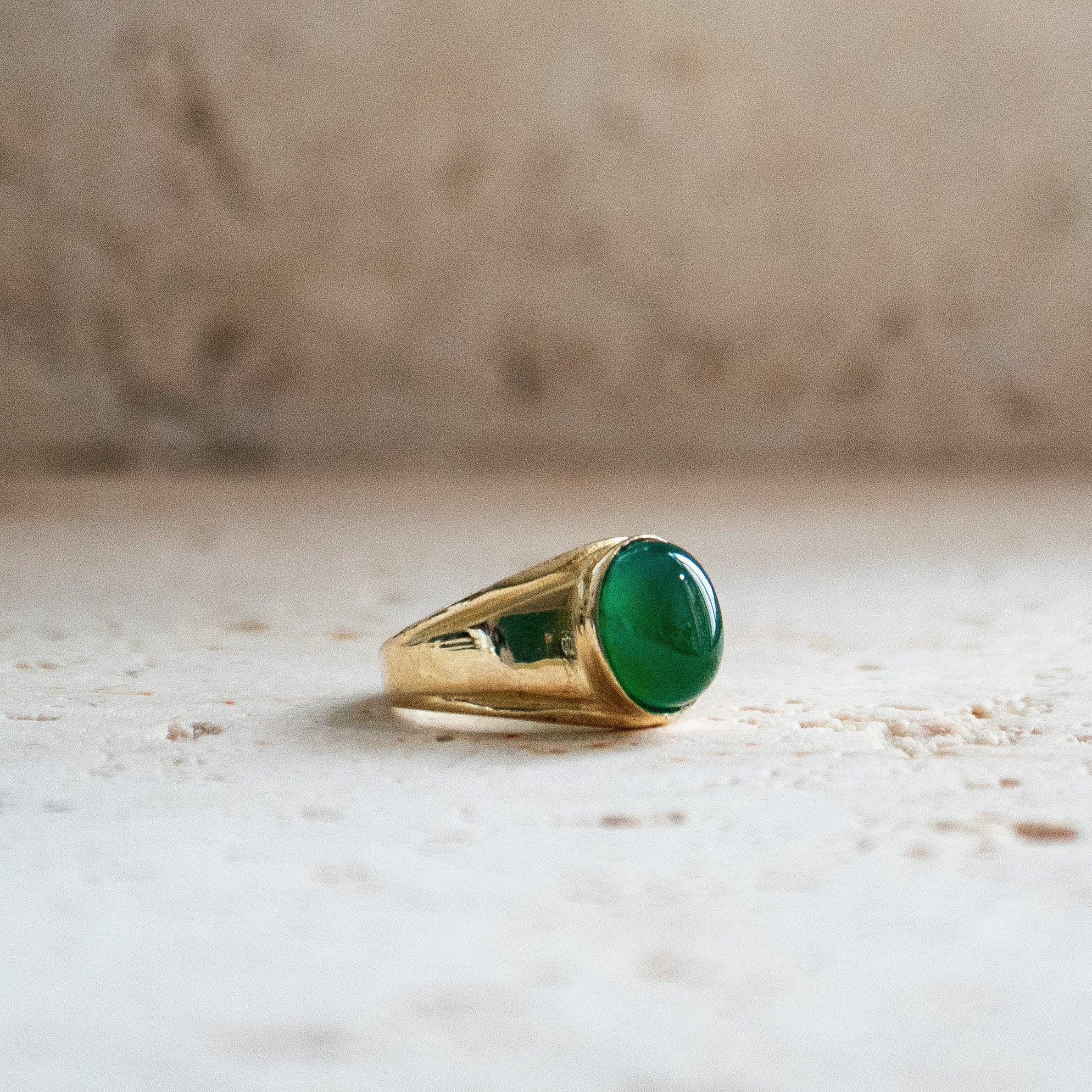 Chevalière avec onyx vert ovale or