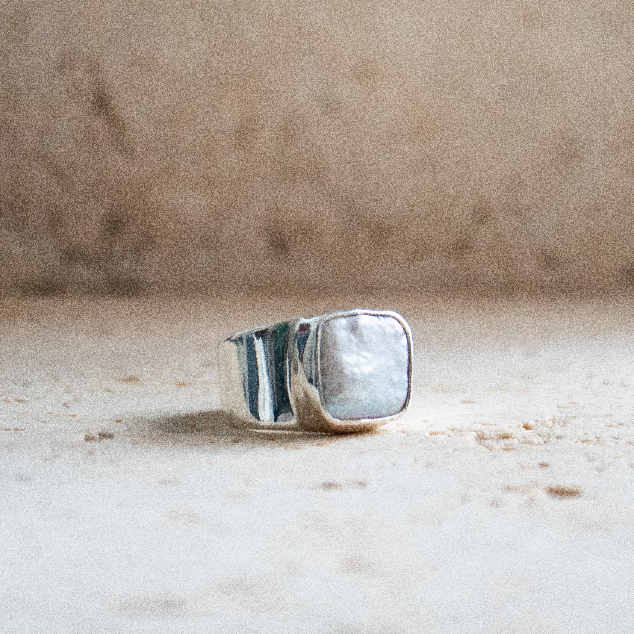 Breiter, quadratischer Siegelring aus 925 Sterling Silber mit natürlicher Süßwasserperle