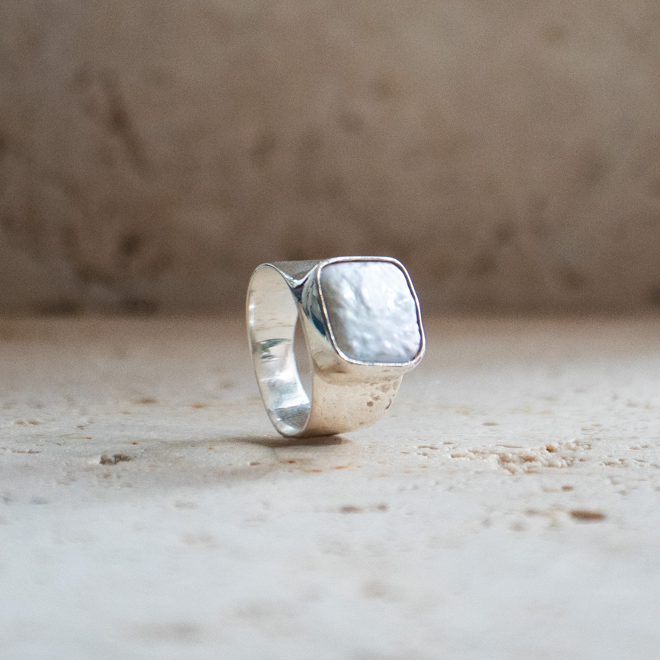 Breiter, quadratischer Siegelring aus 925 Sterling Silber mit natürlicher Süßwasserperle