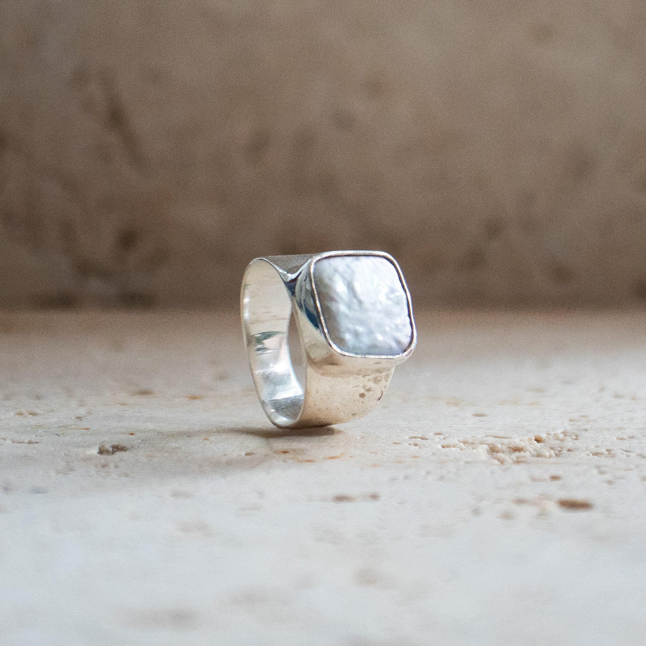 Breiter, quadratischer Siegelring aus 925 Sterling Silber mit natürlicher Süßwasserperle - Nooe UG