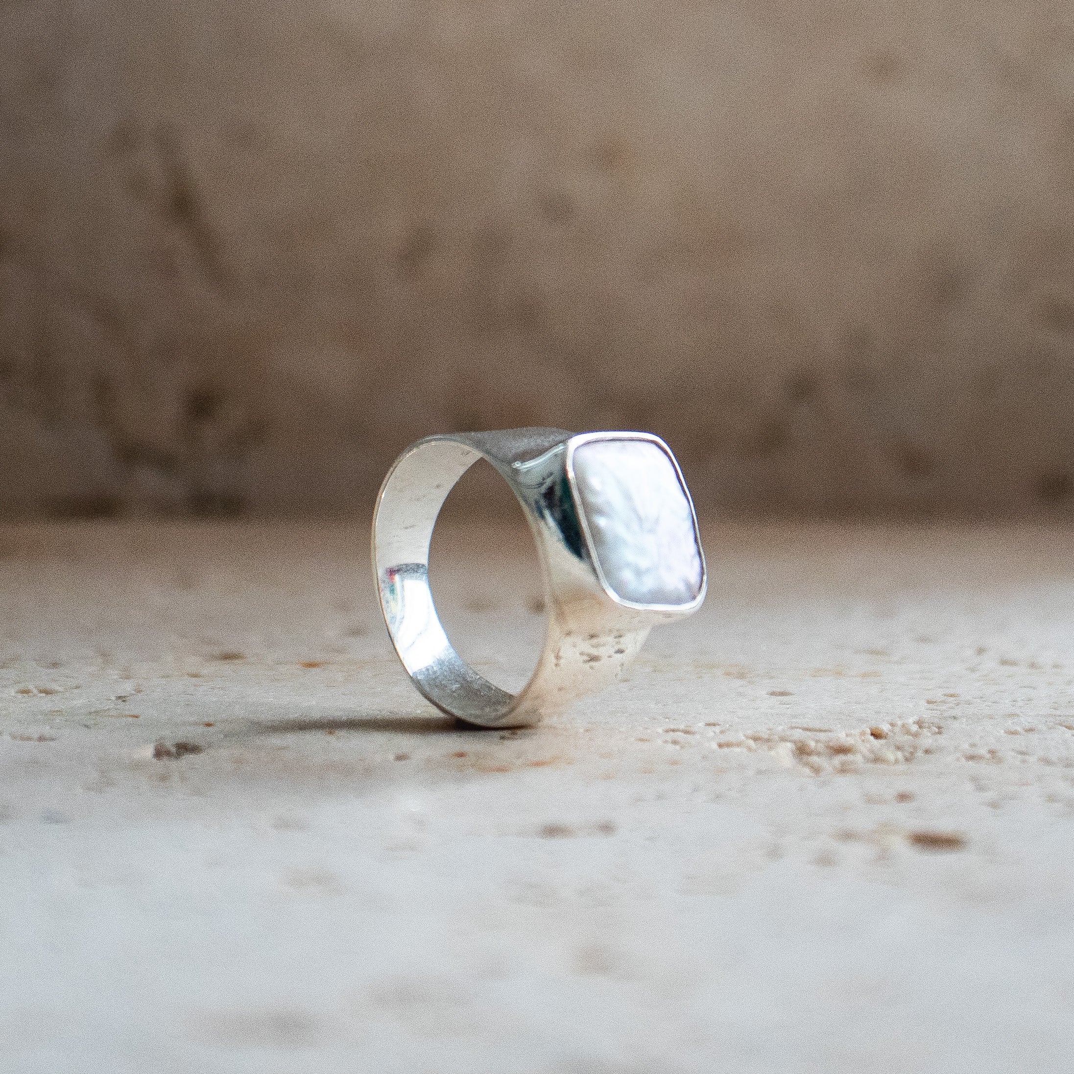 Breiter, quadratischer Siegelring aus 925 Sterling Silber mit natürlicher Süßwasserperle