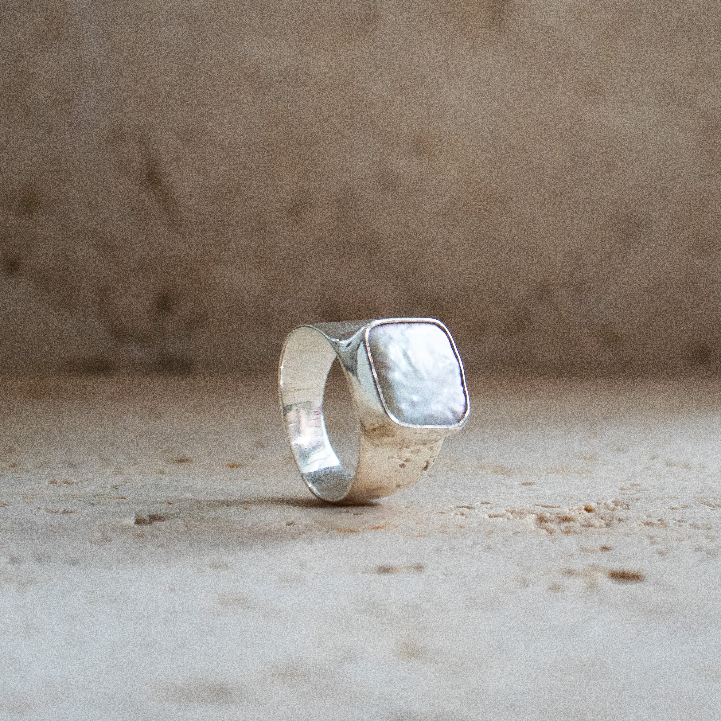 Breiter, quadratischer Siegelring aus 925 Sterling Silber mit natürlicher Süßwasserperle