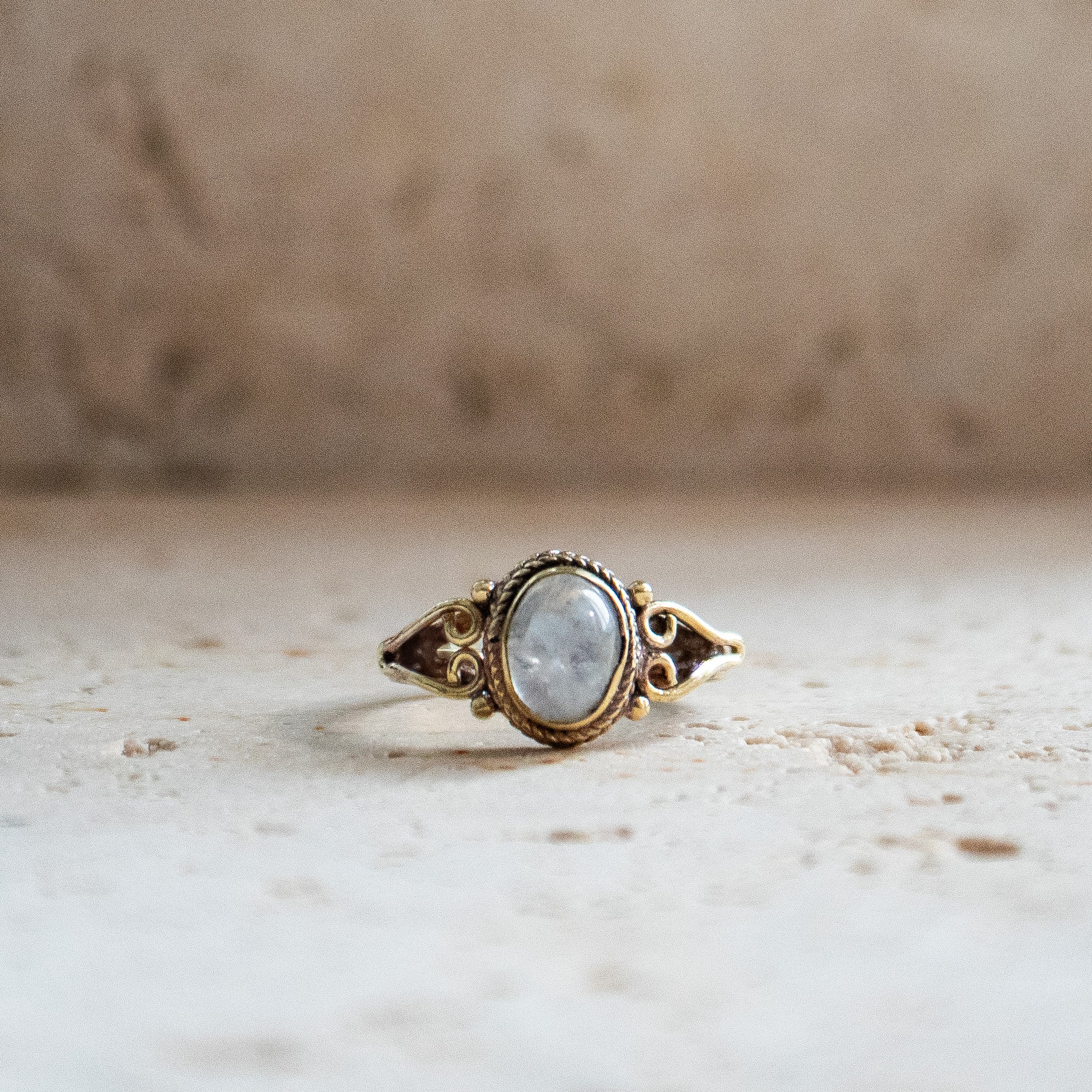 Bague pierre de lune avec pierre ovale dorée faite à la main