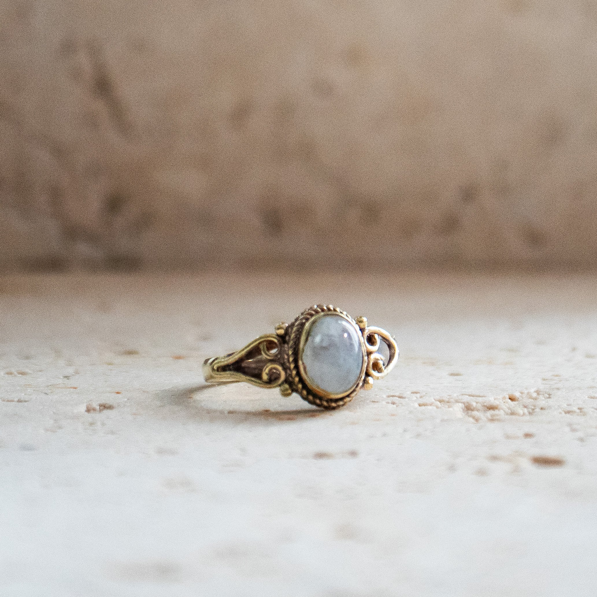 Bague pierre de lune avec pierre ovale dorée faite à la main