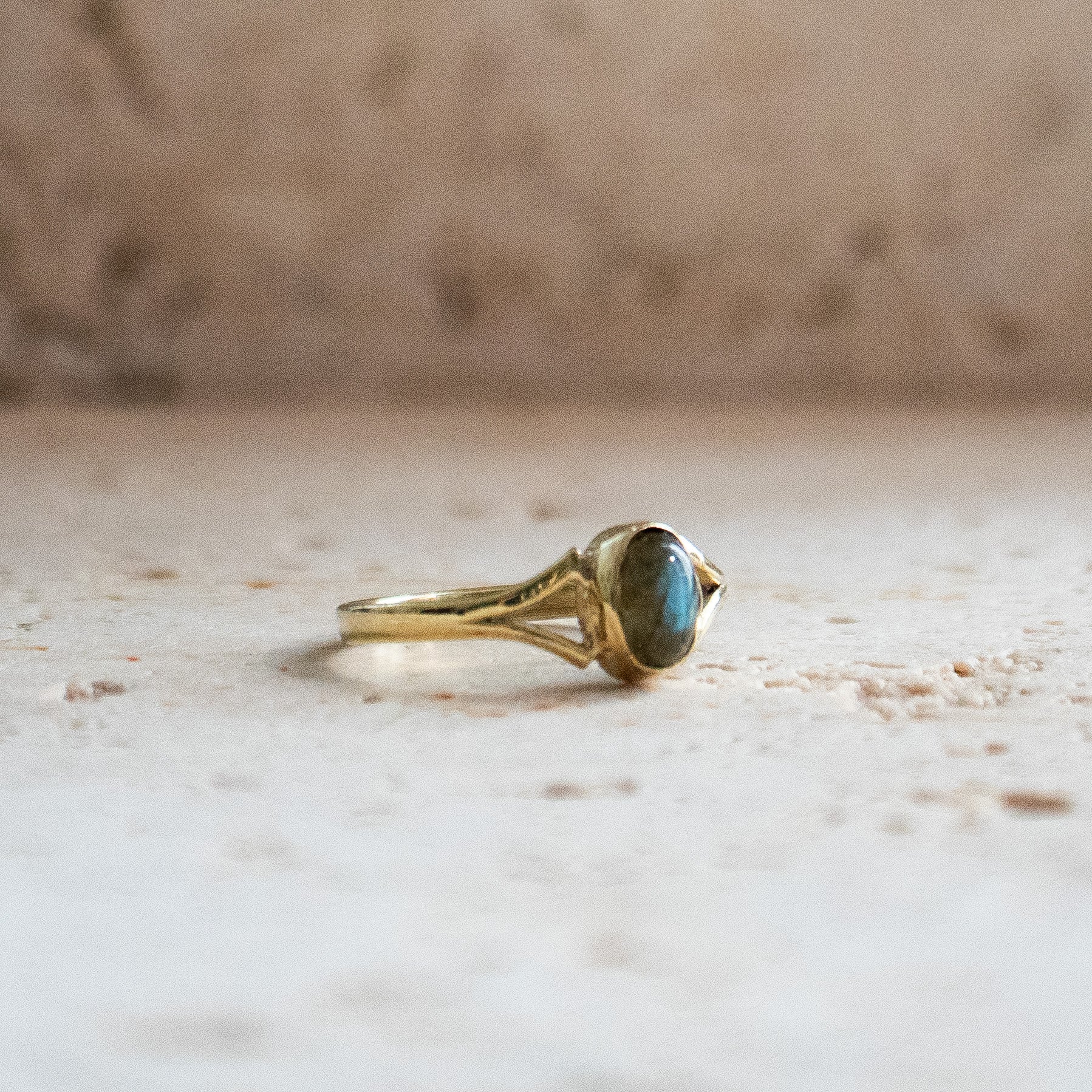 Petite bague ovale labradorite dorée fait main