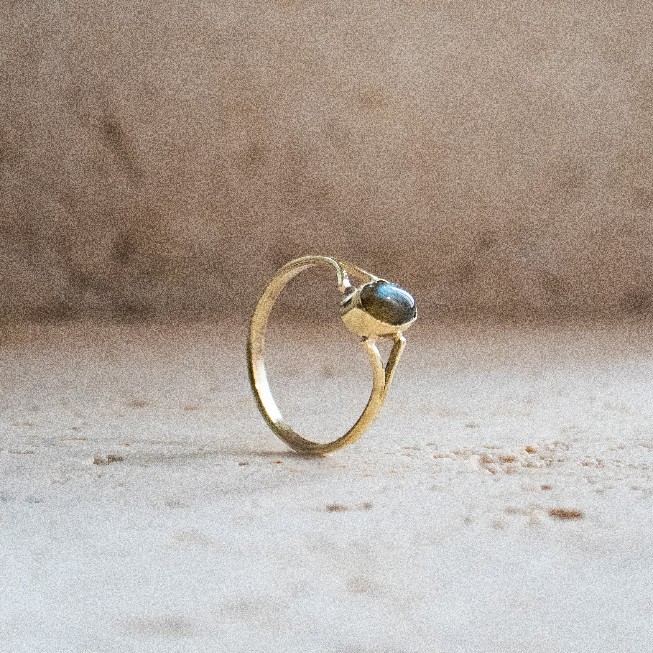 Petite bague ovale labradorite dorée fait main