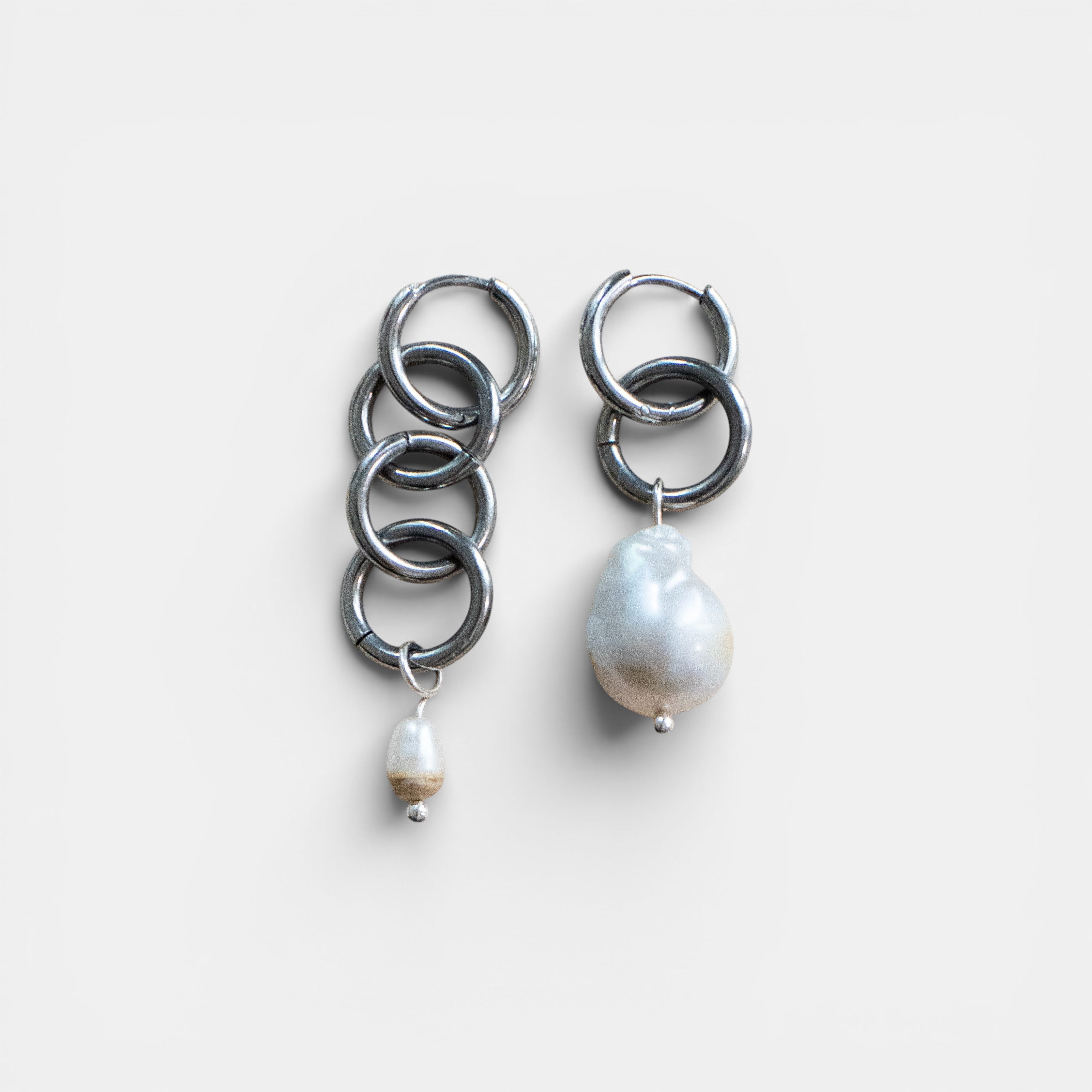 Edelstahlohrringe mit Perle – Asymmetrische Huggie-Creole, Barockperle & kleine Perle - Nooe UG