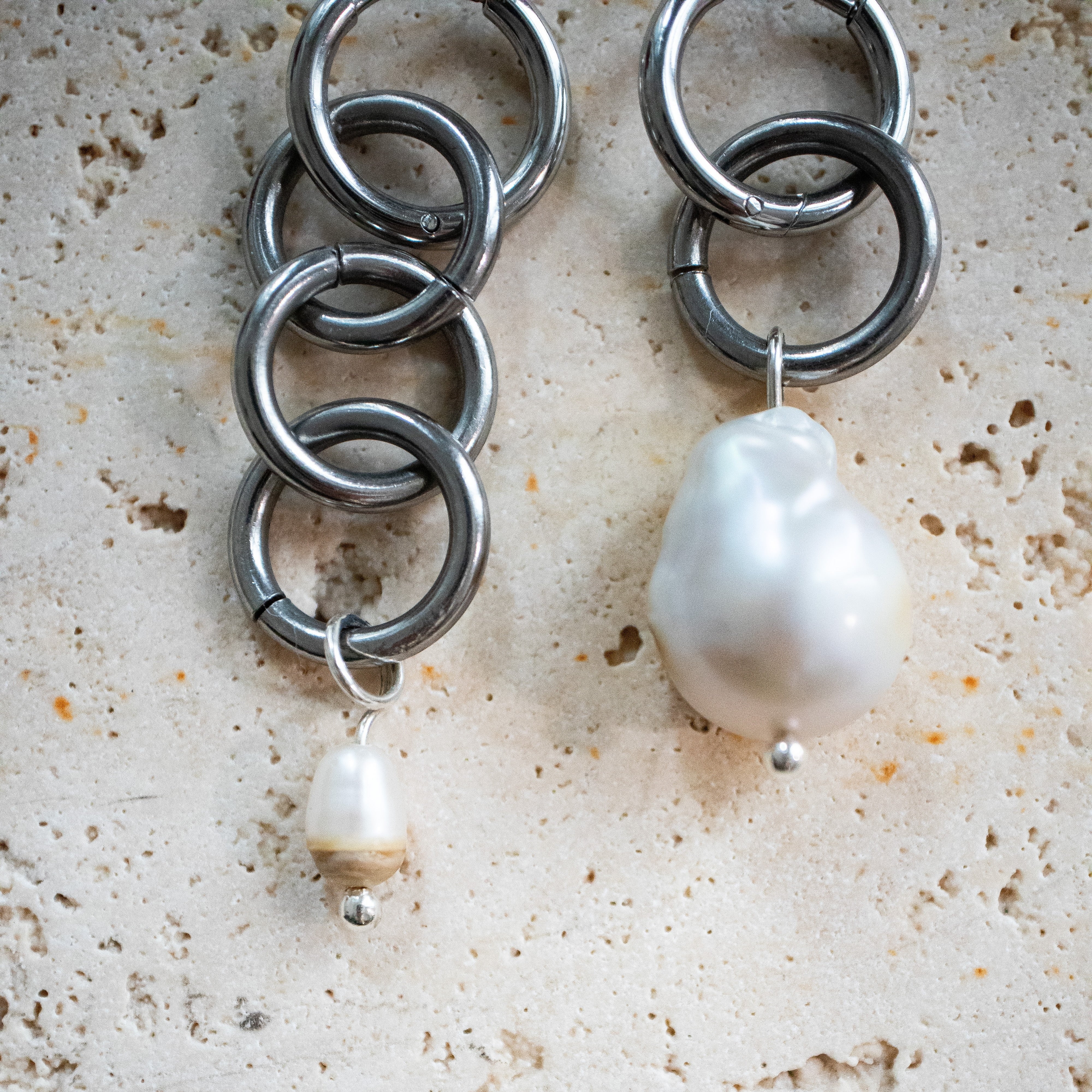 Edelstahlohrringe mit Perle – Asymmetrische Huggie-Creole, Barockperle & kleine Perle - Nooe UG