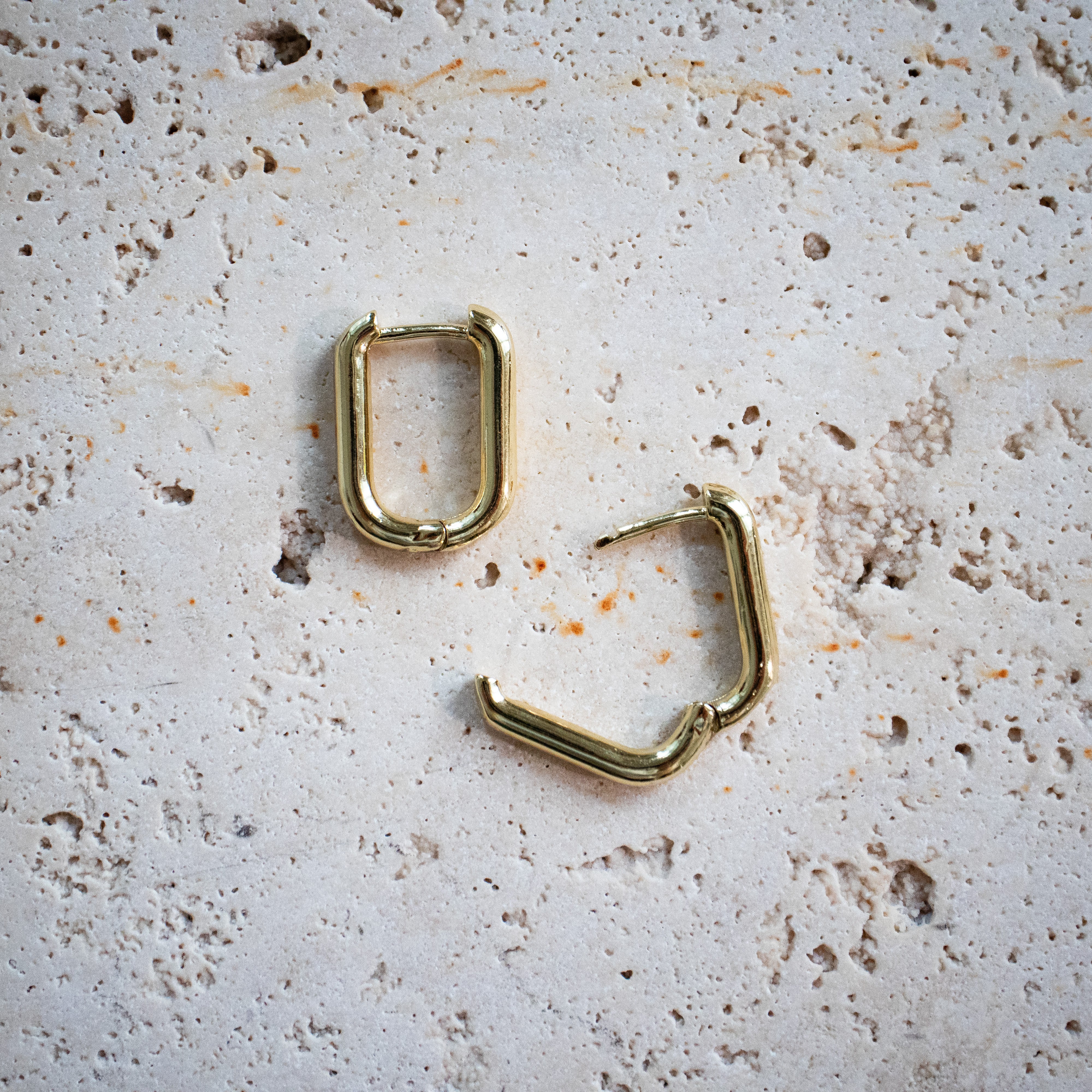 Rechteckige Ohrringe Huggies vergoldet