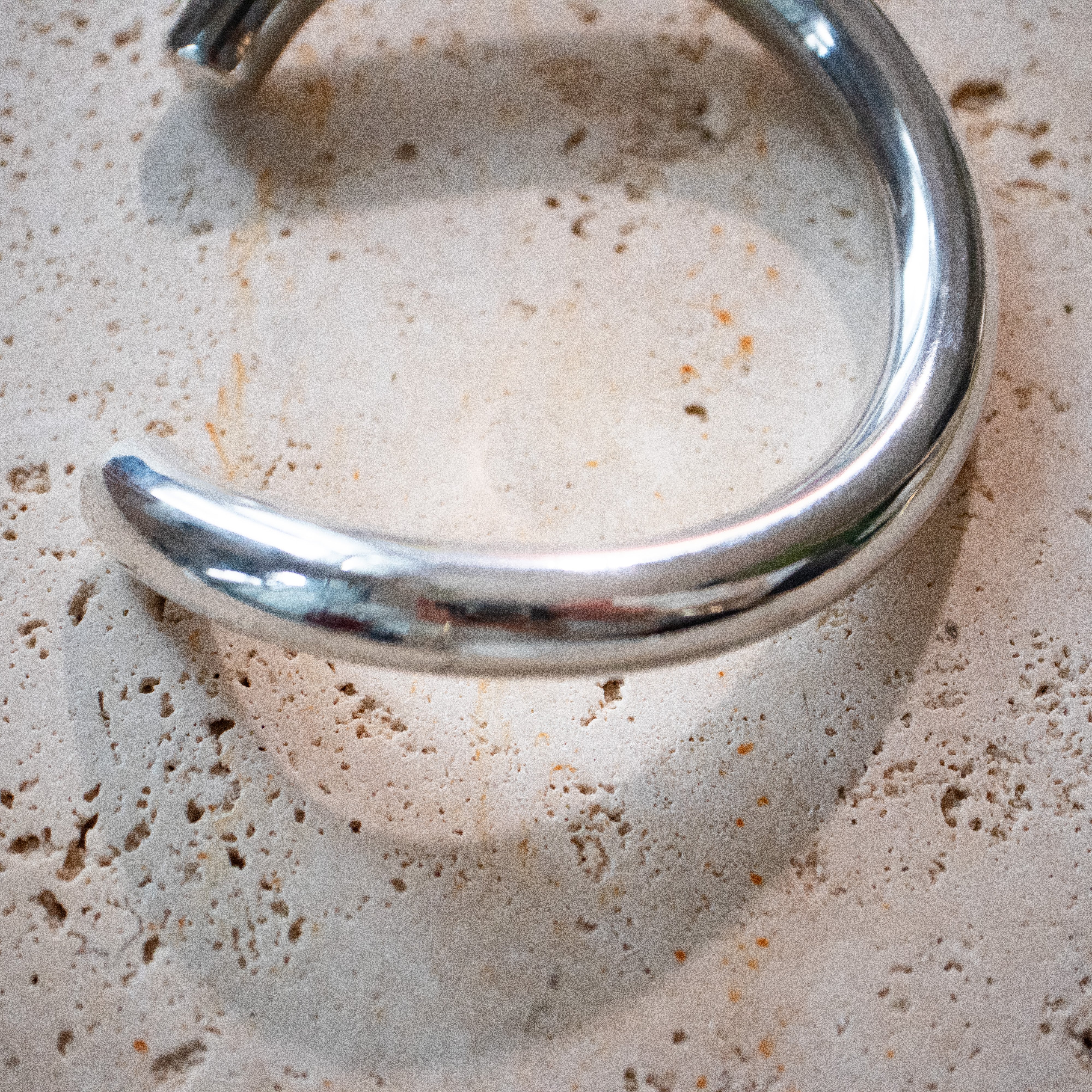 Breiter Handgemachter Armreif aus 925 Sterling Silber – Rundes Design - Nooe UG