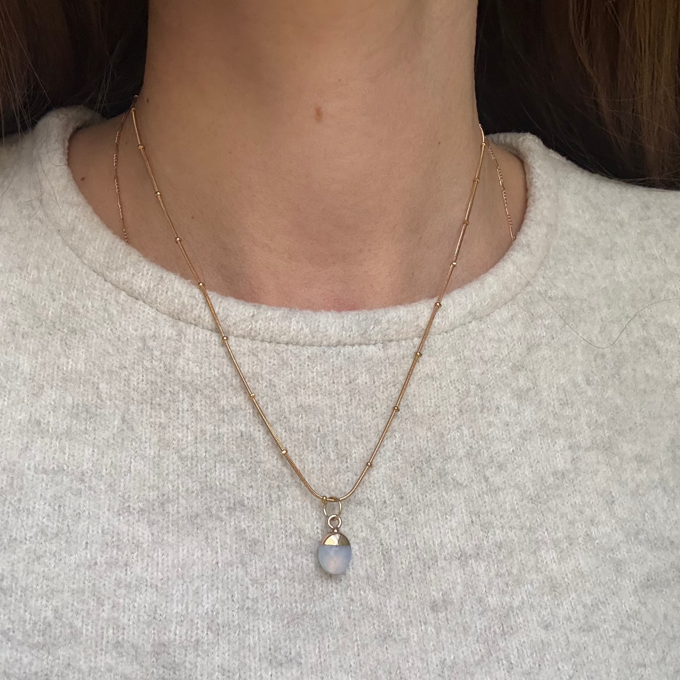 Zierliche vergoldete Kette mit ovalem Opal-Anhänger – handgemacht - Nooe UG
