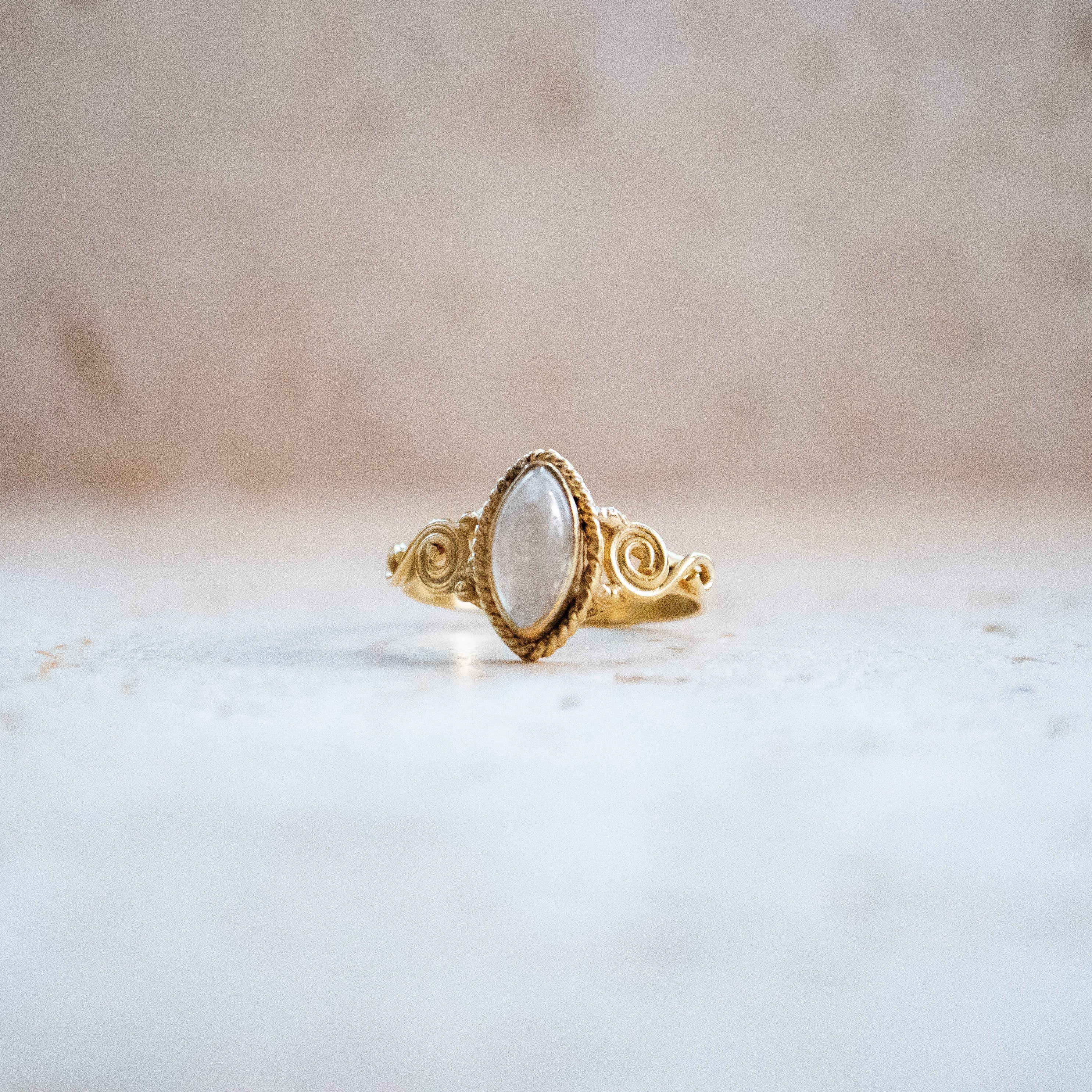 Ring mit weißem Mondstein – Augenförmiges Boho Design in Gold - Nooe UG