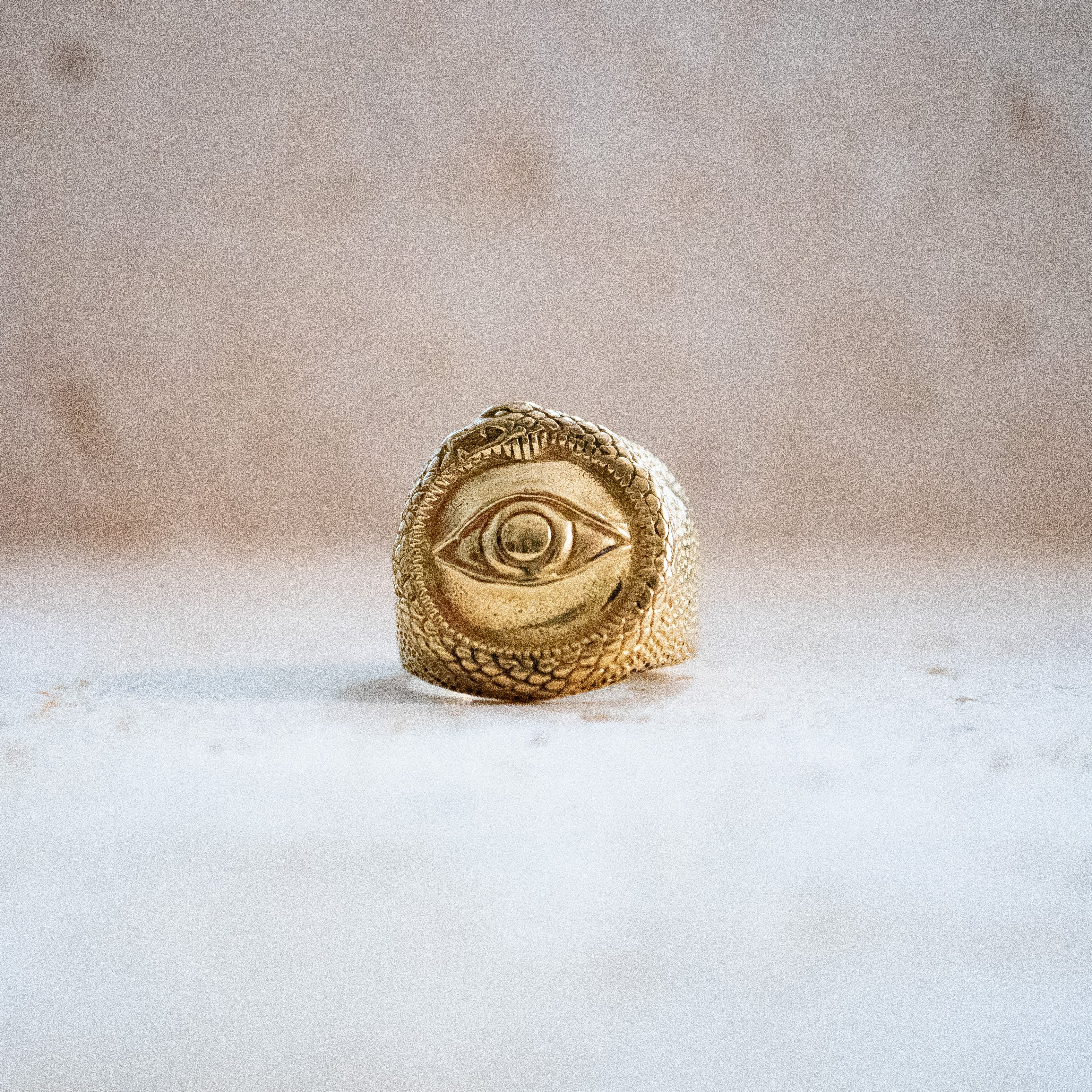 Siegelring mit Auge & Schlange – Goldfarben & Handgemacht