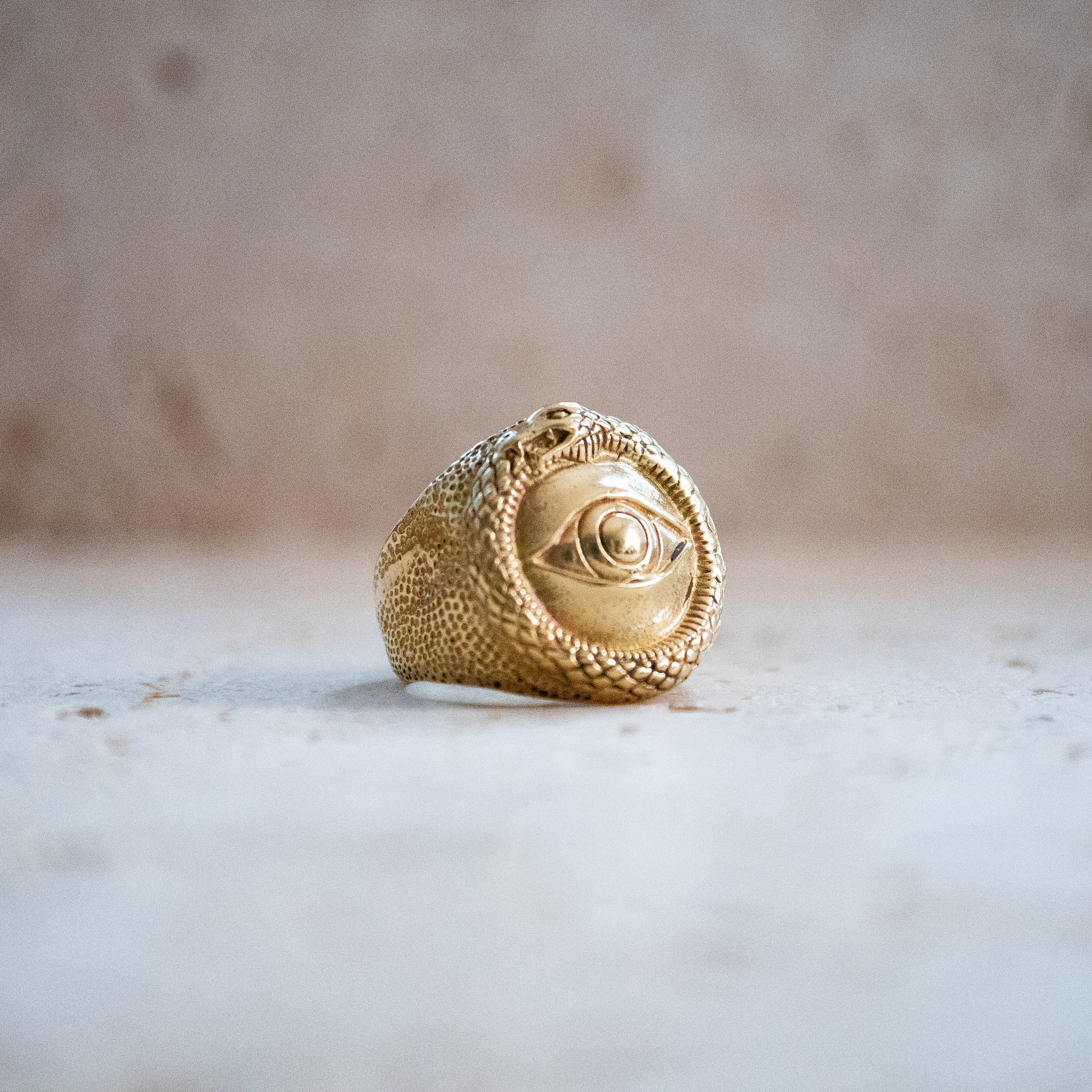 Siegelring mit Auge & Schlange – Goldfarben & Handgemacht