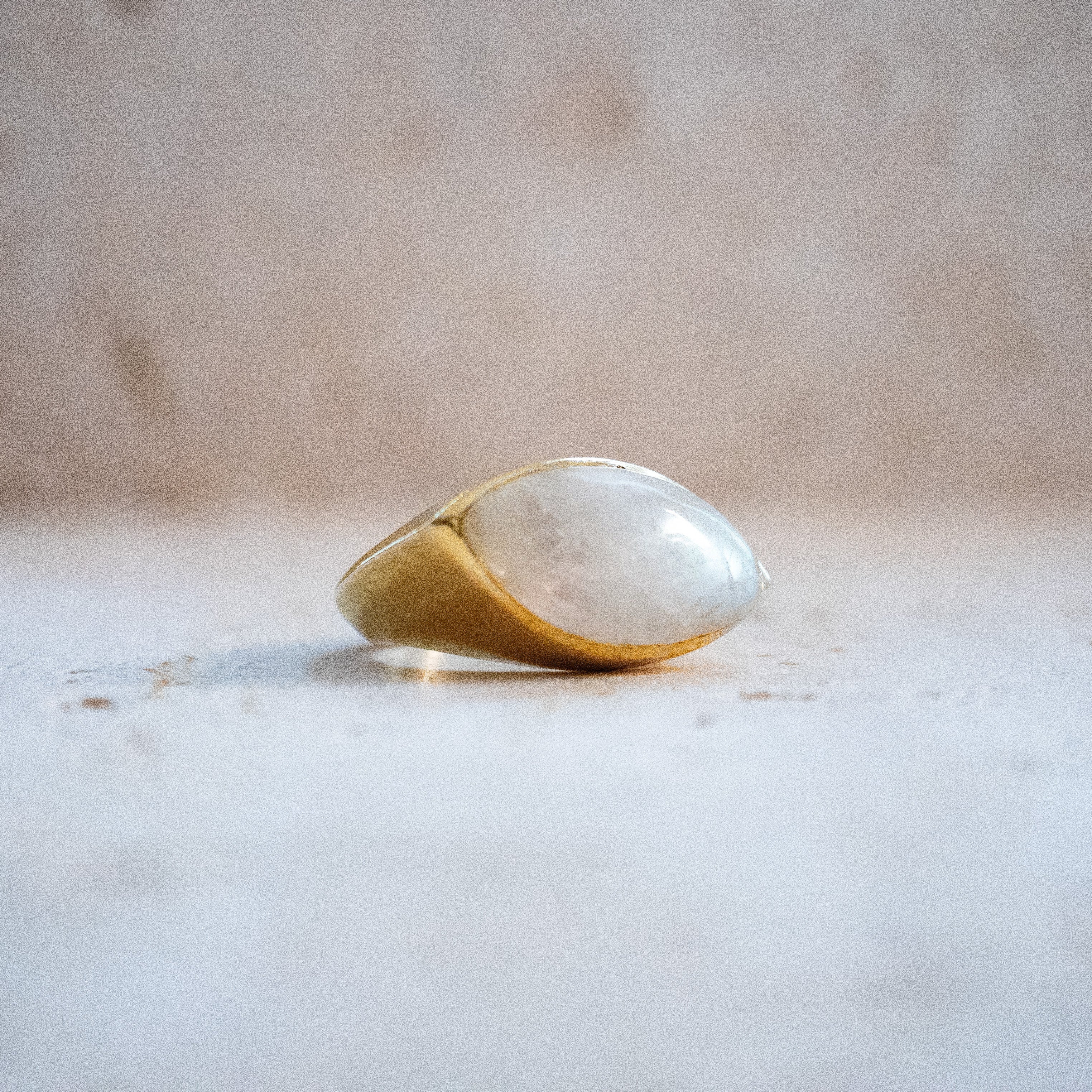 Großer Mondstein-Ring – Handgemachter Goldring aus Messing im Augen-Design - Nooe UG
