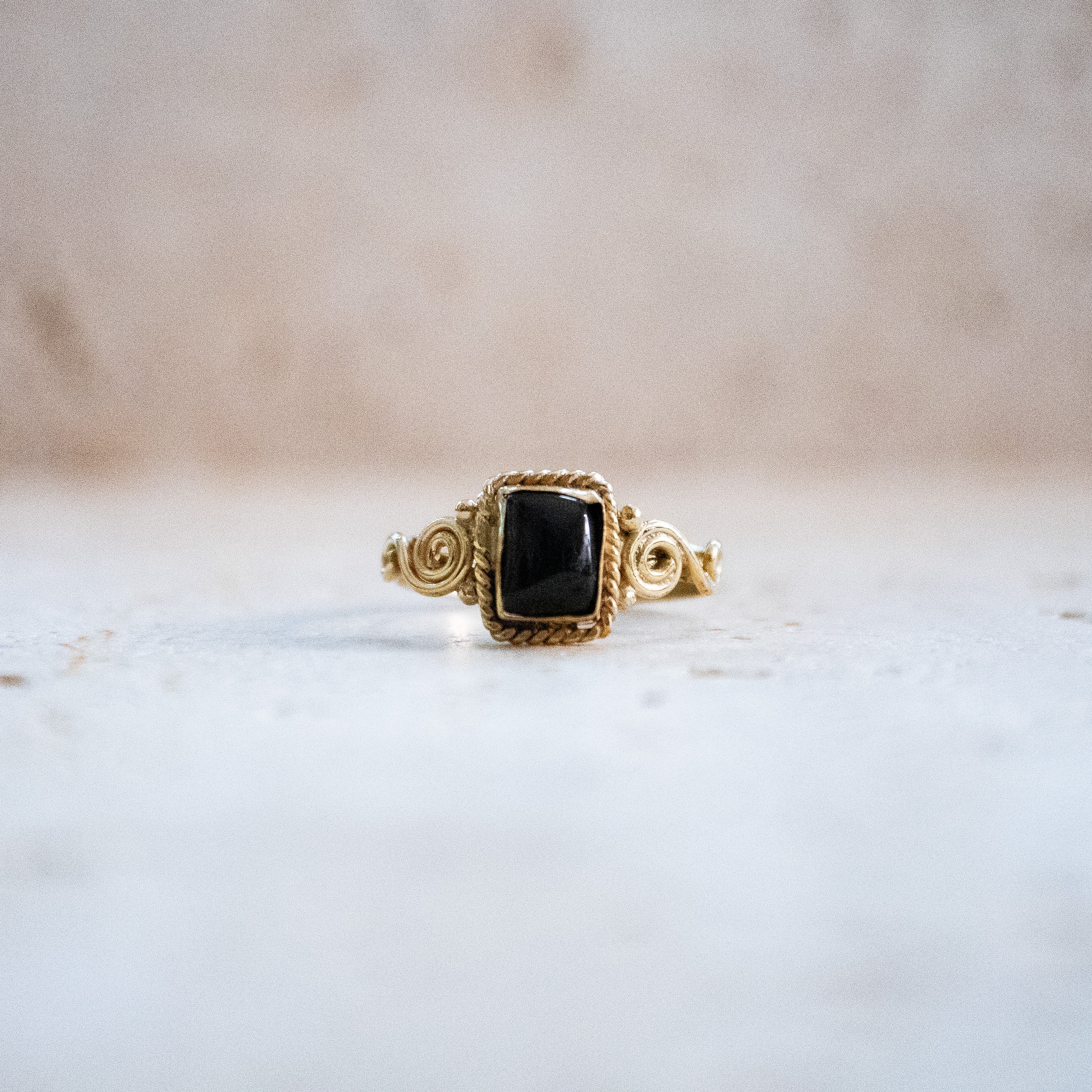 Eckiger Schwarzer Onyx Ring – Jugendstil Goldoptik, handgemacht - Nooe UG