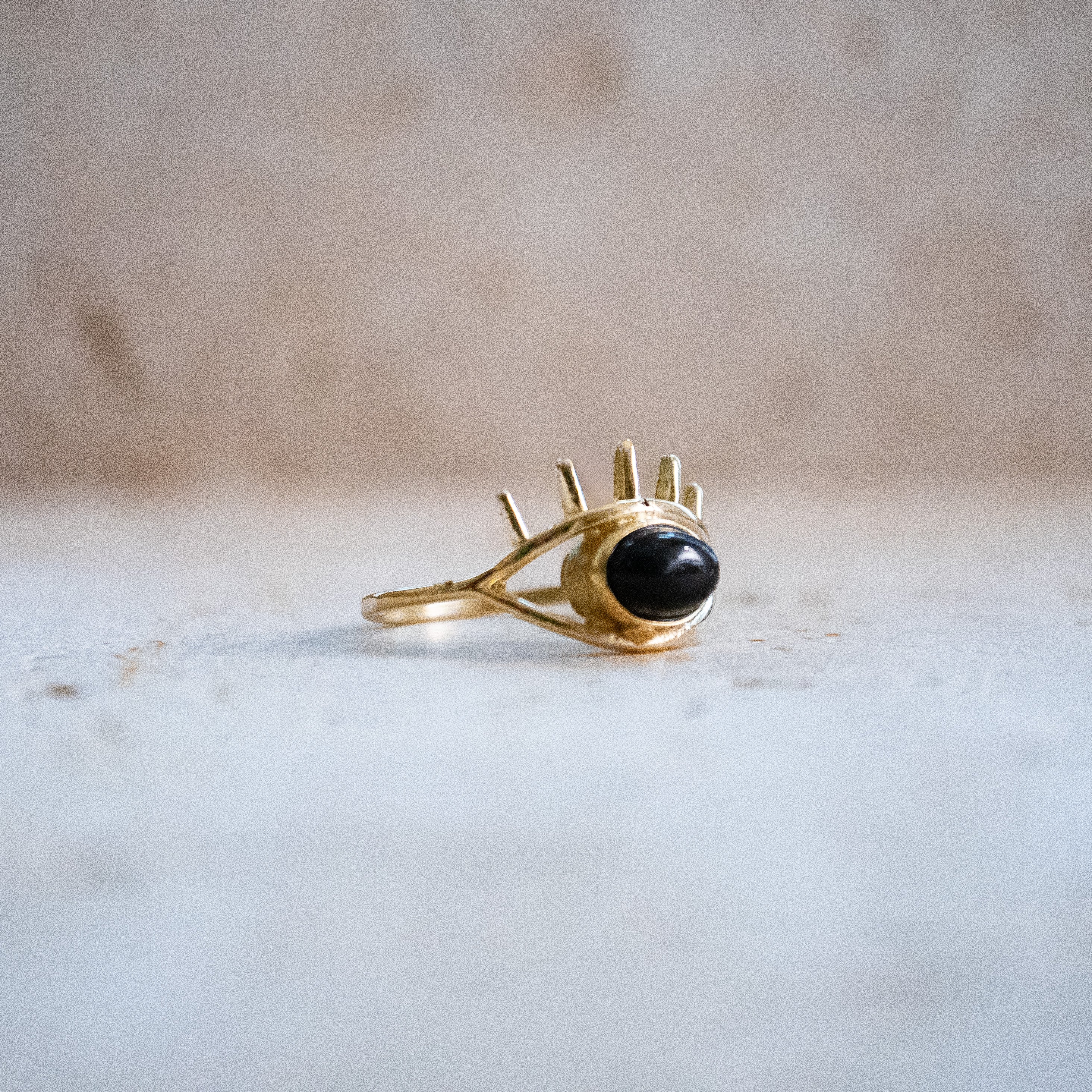 Schutz-Talisman Ring – Goldener handgemachter Ring mit schwarzem Onyx & Evil Eye - Nooe UG