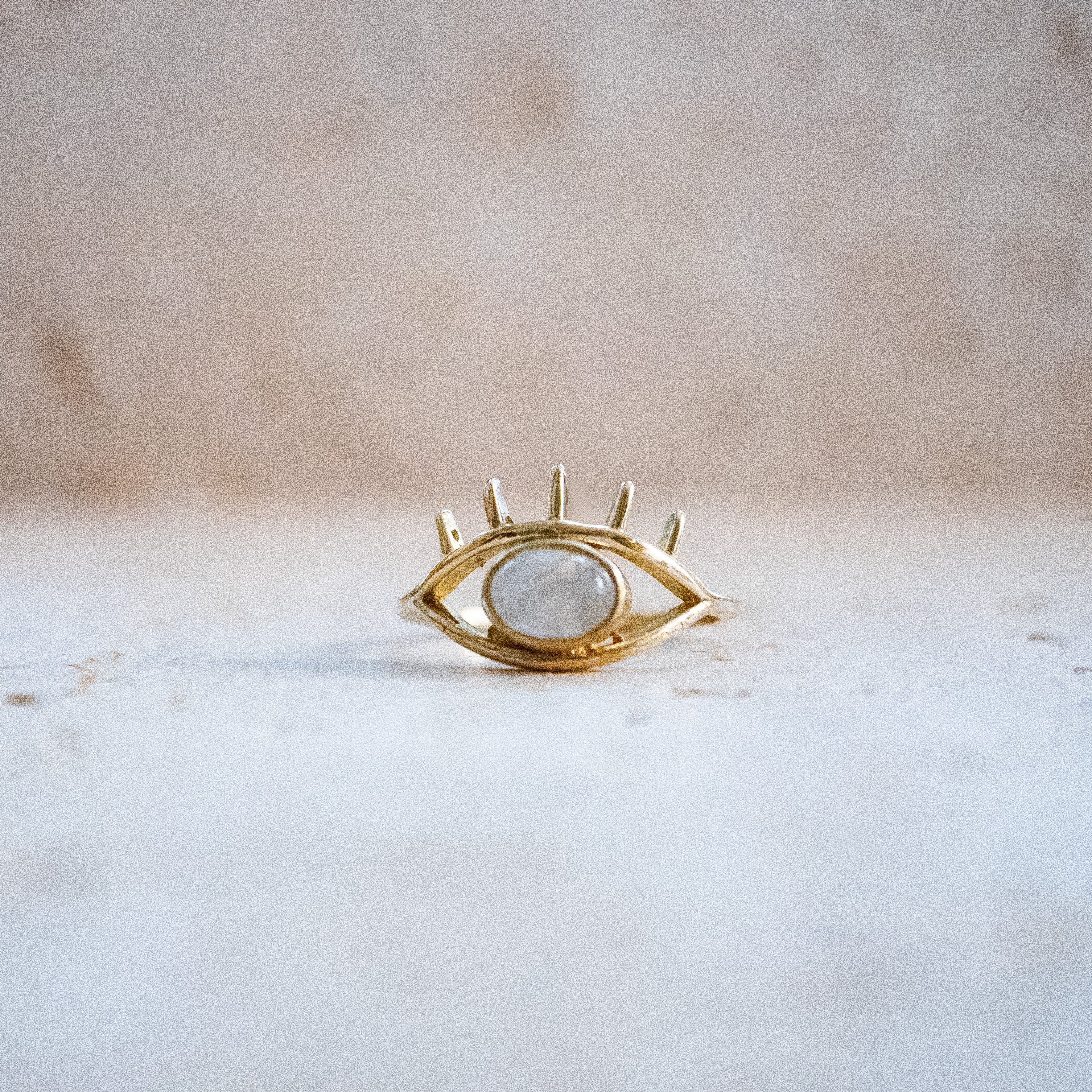 Schutz-Talisman Ring – Handgemachter Ring mit Mondstein & Evil Eye Symbol