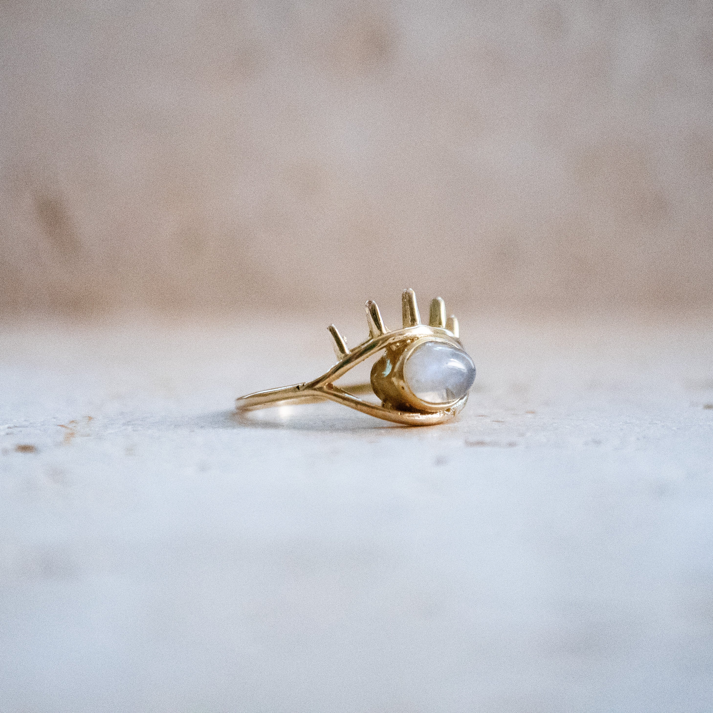 Schutz-Talisman Ring – Handgemachter Ring mit Mondstein & Evil Eye Symbol