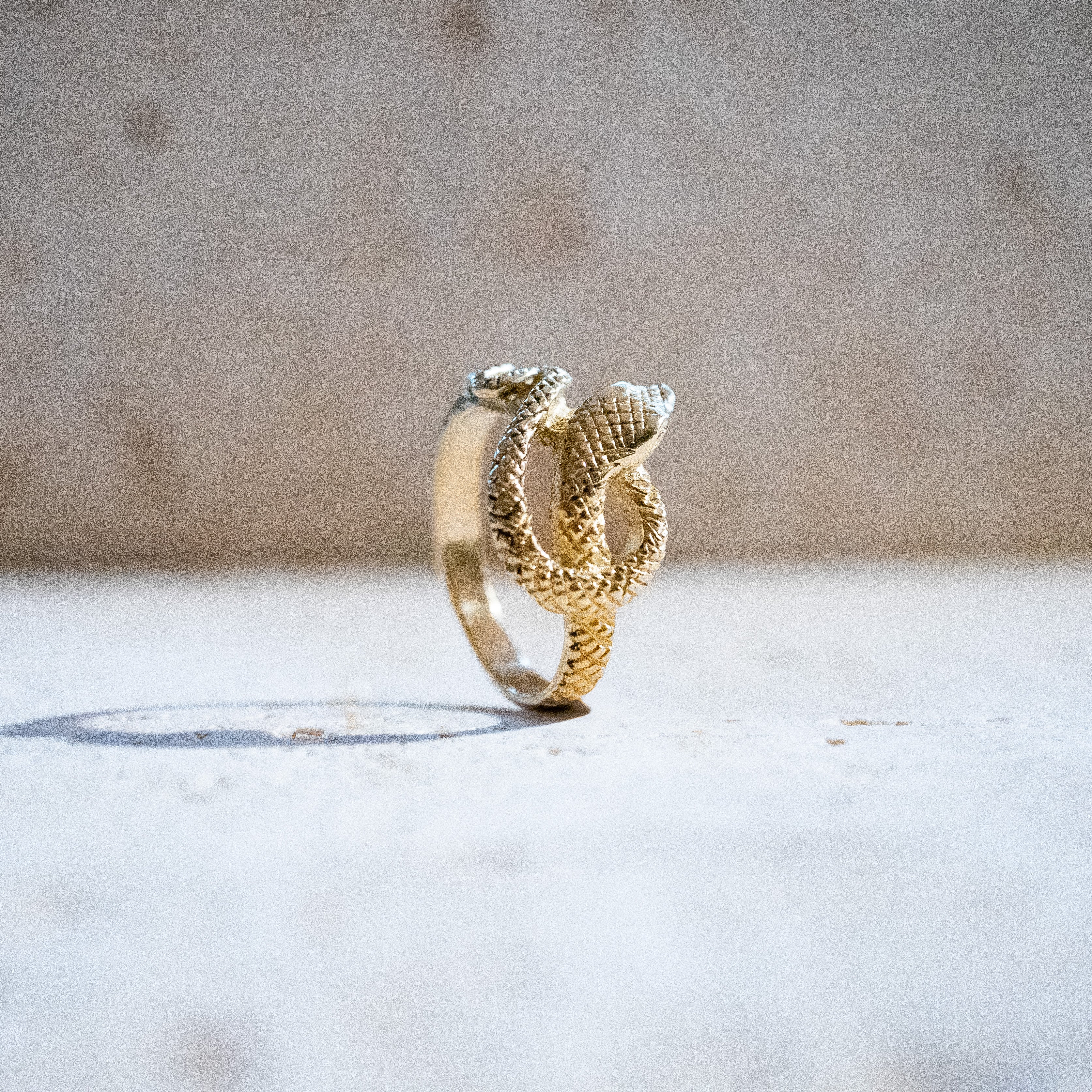 Gewundener Schlangen Ring – Handgemacht aus Messing