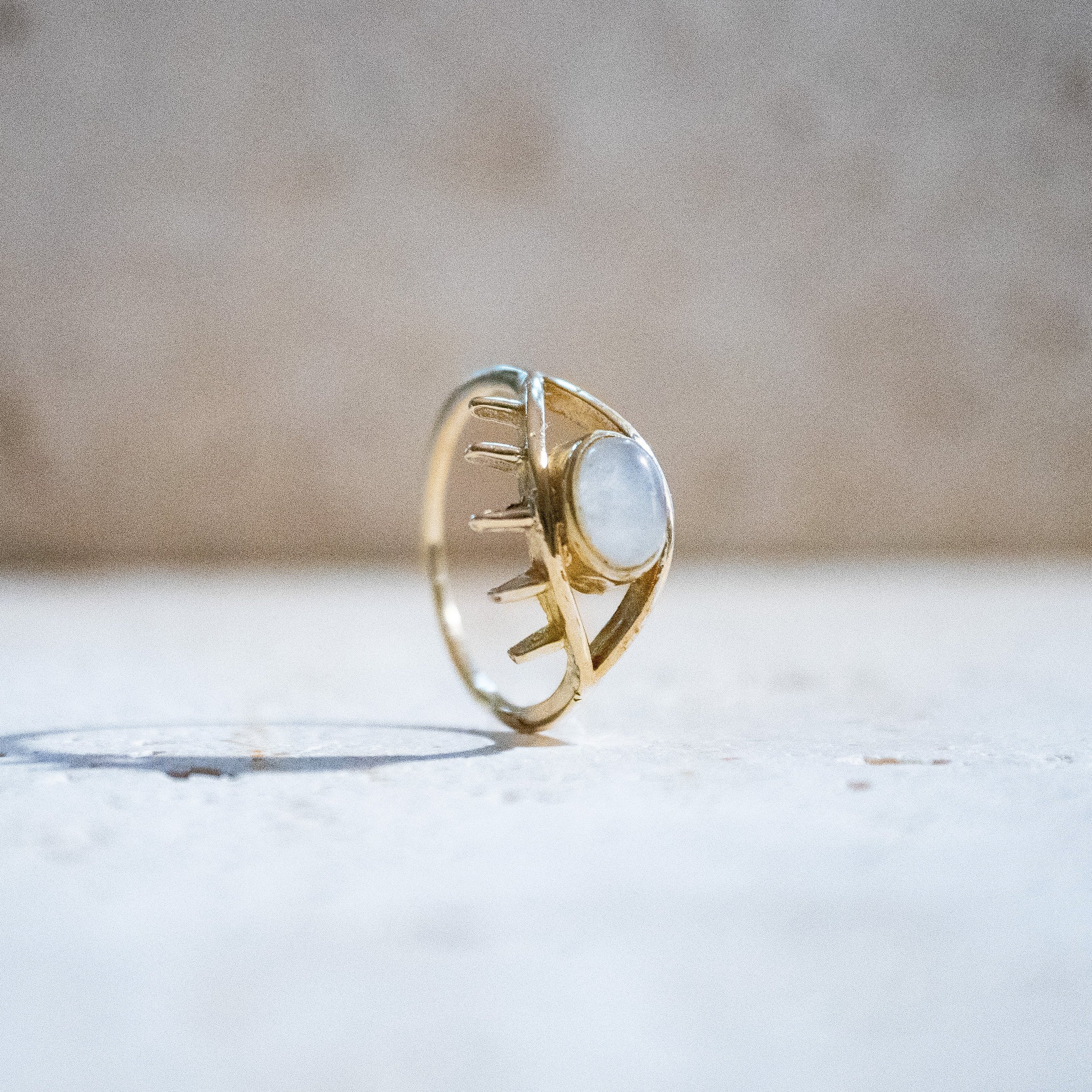 Schutz-Talisman Ring – Handgemachter Ring mit Mondstein & Evil Eye Symbol