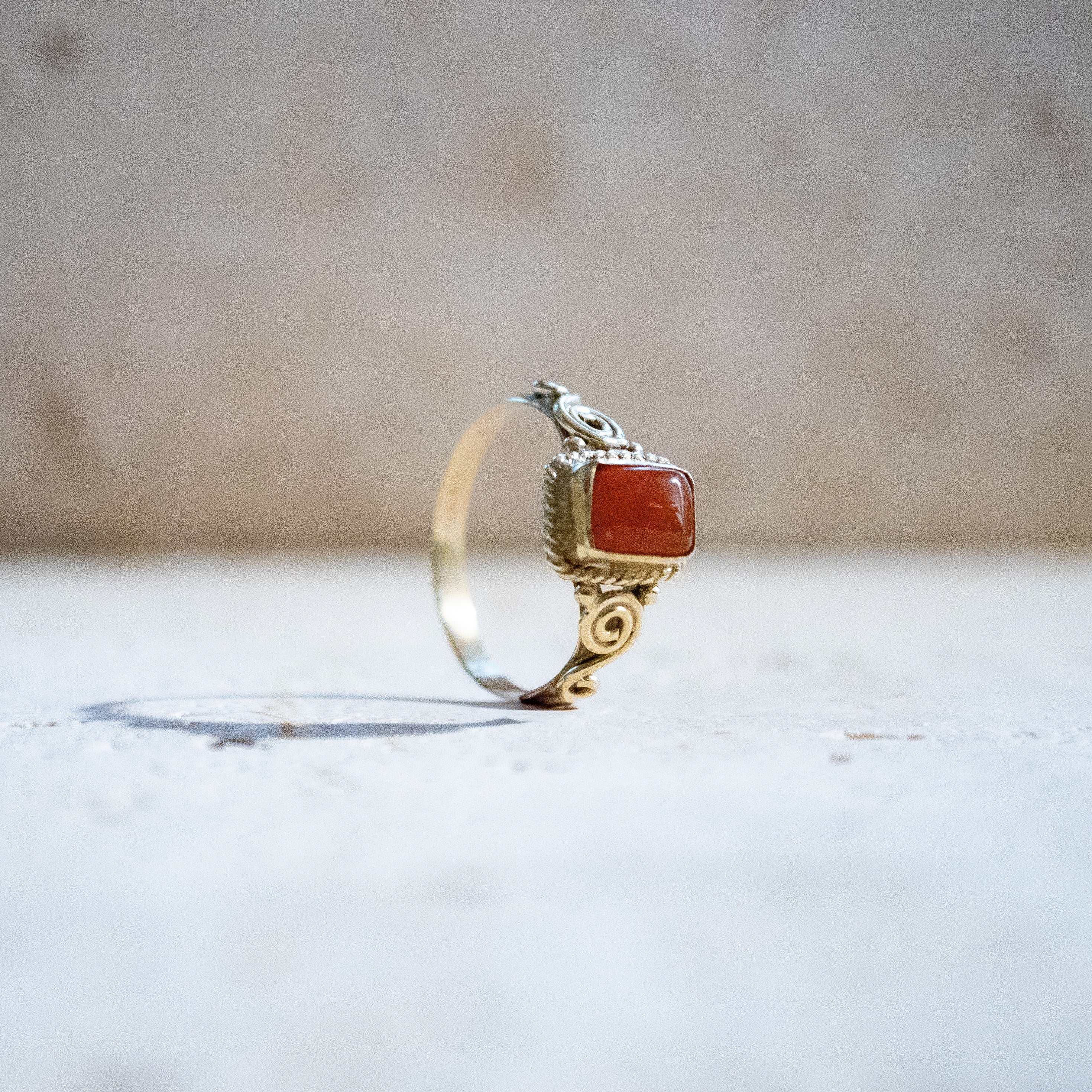 Bague rectangulaire agate rouge ludique Art Nouveau or fait main