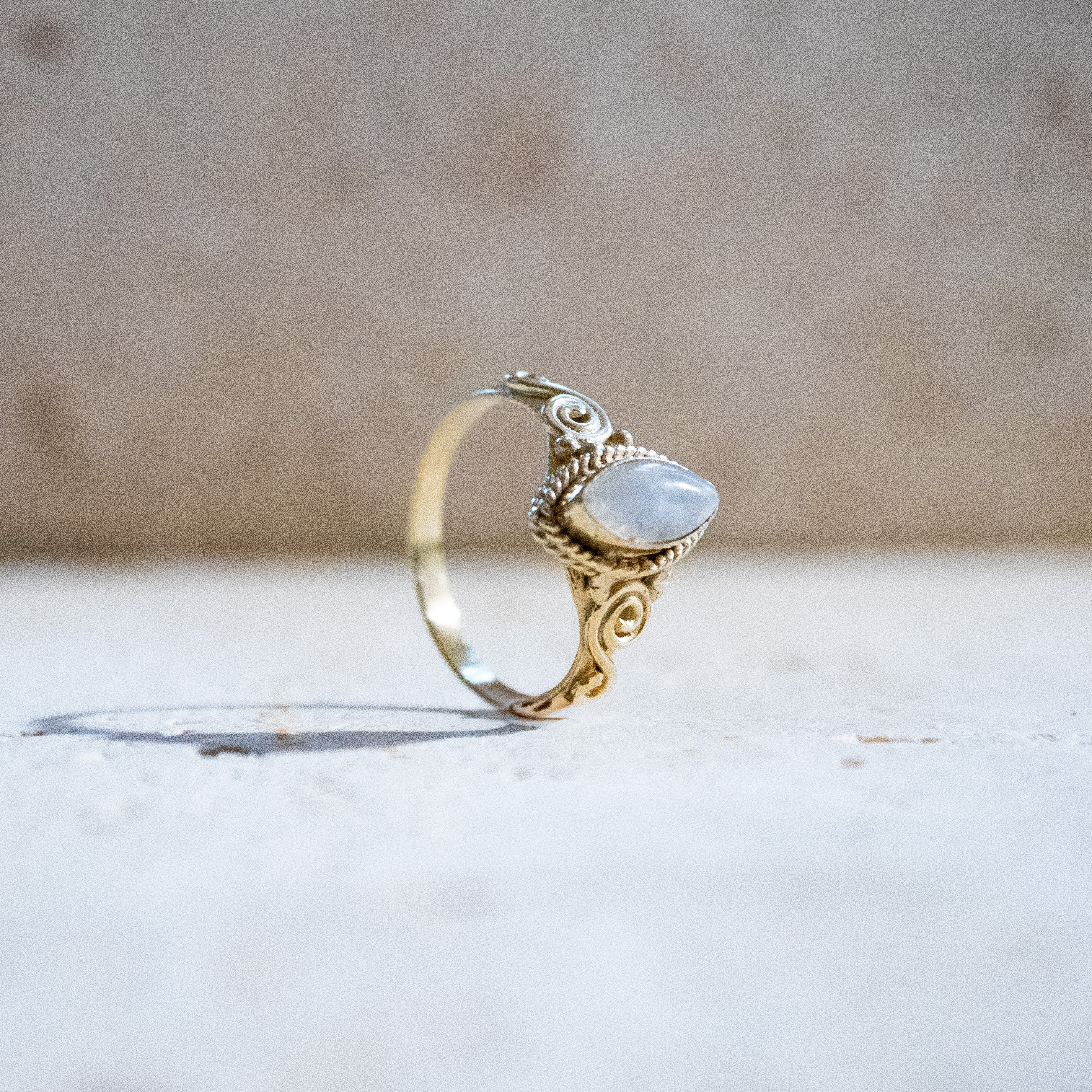 Ring mit weißem Mondstein – Augenförmiges Boho Design in Gold