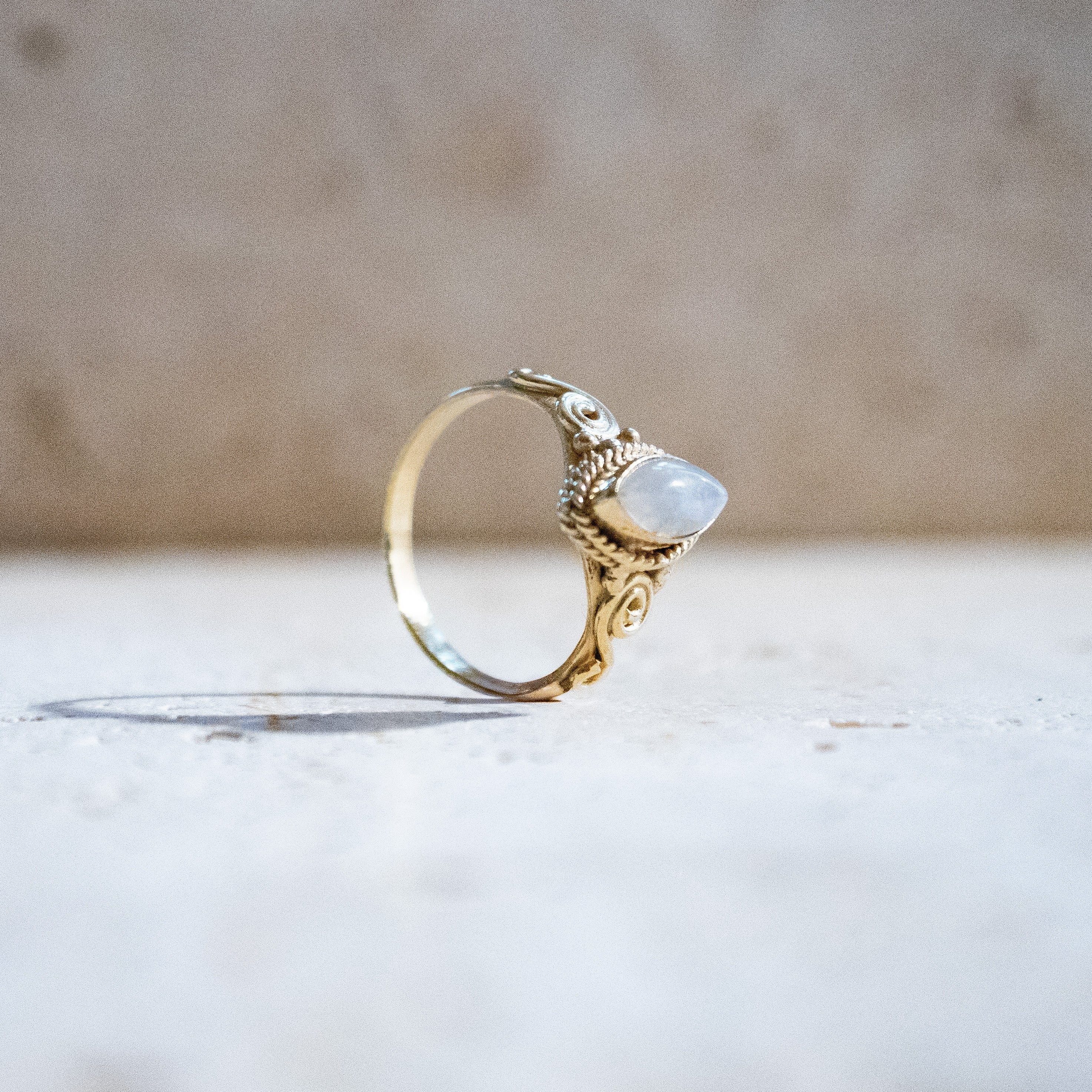 Ring mit weißem Mondstein – Augenförmiges Boho Design in Gold - Nooe UG