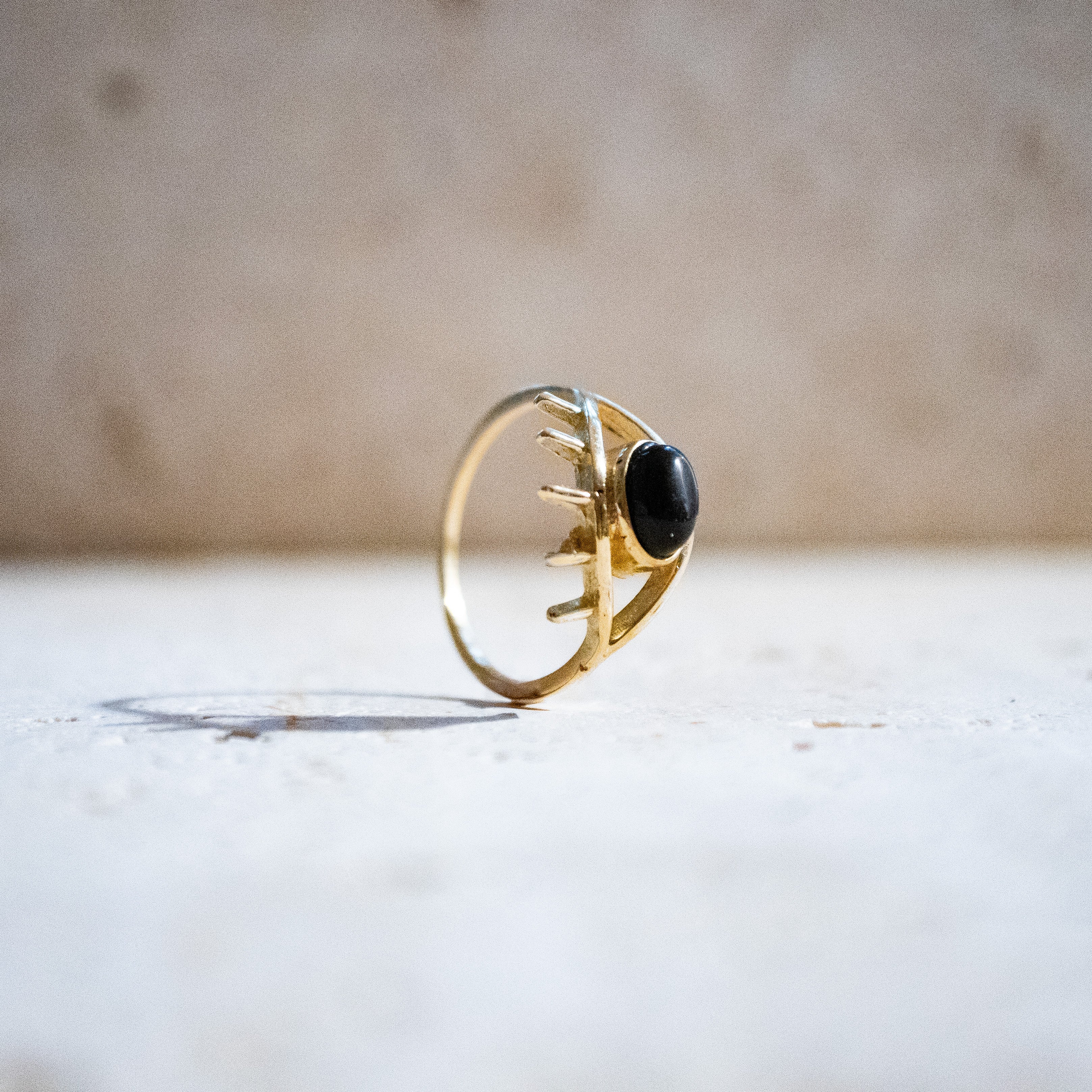Schutz-Talisman Ring – Goldener handgemachter Ring mit schwarzem Onyx & Evil Eye - Nooe UG