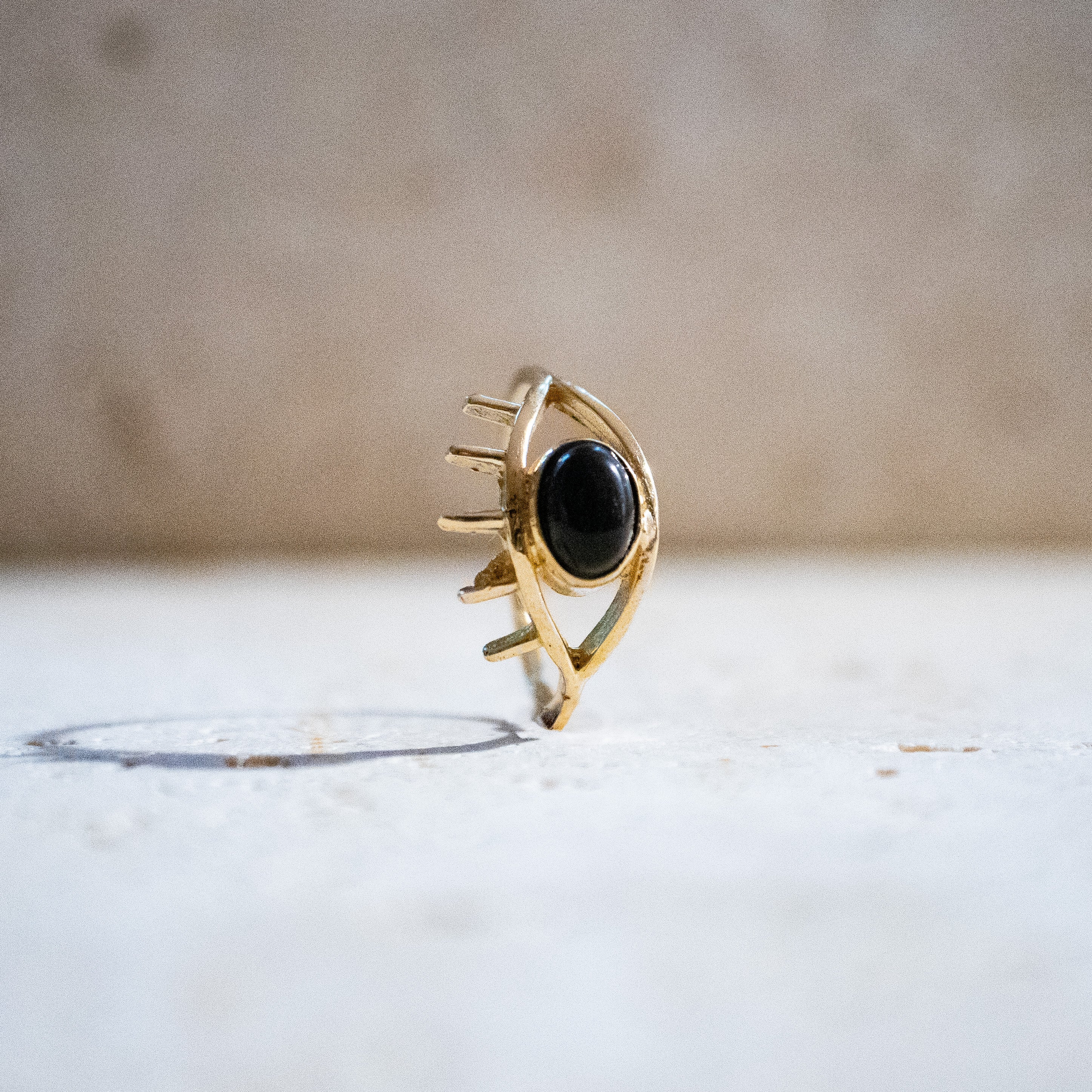 Schutz-Talisman Ring – Goldener handgemachter Ring mit schwarzem Onyx & Evil Eye - Nooe UG