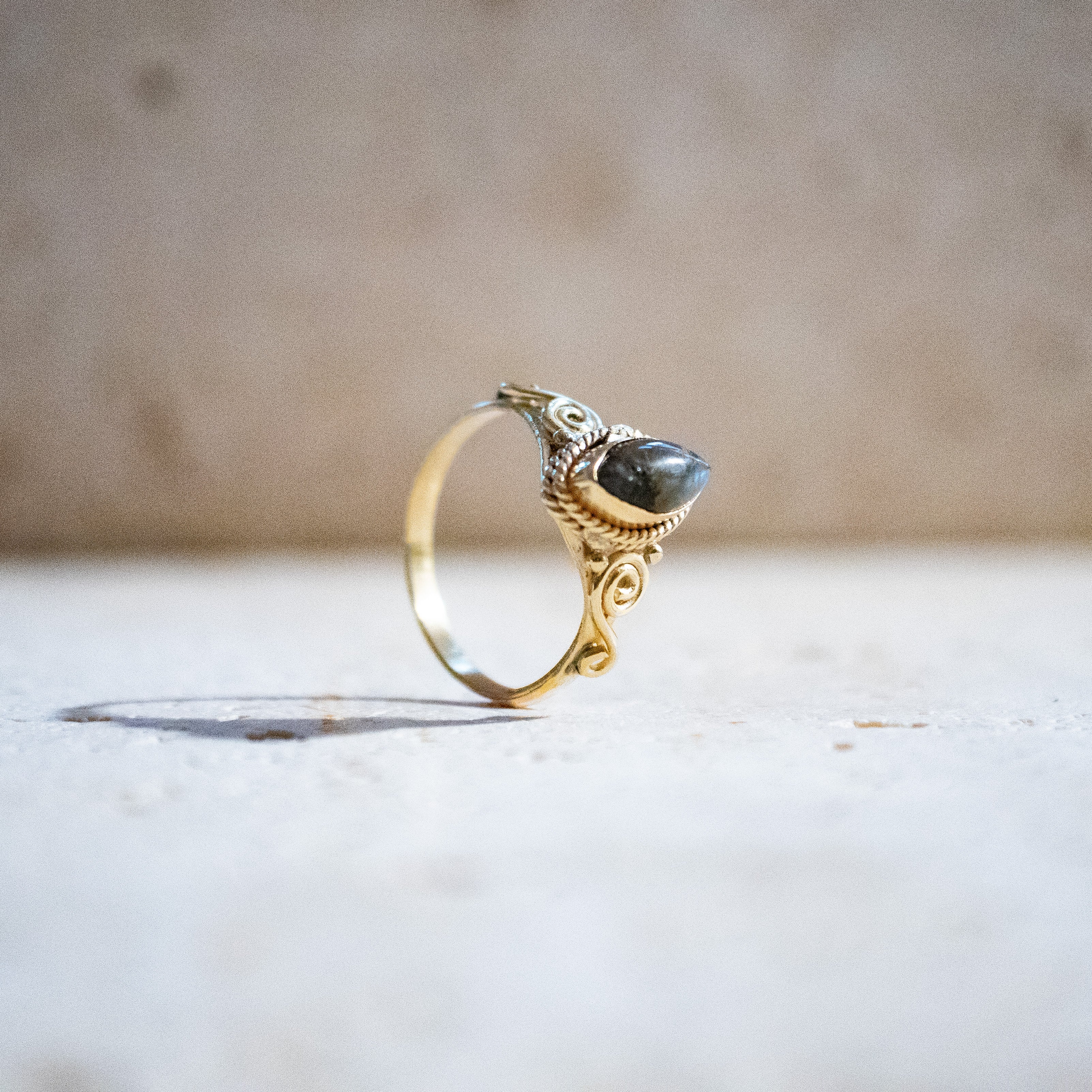 Labradorit Ring im Jugendstil – Handgemachter Goldring im Augen-Design