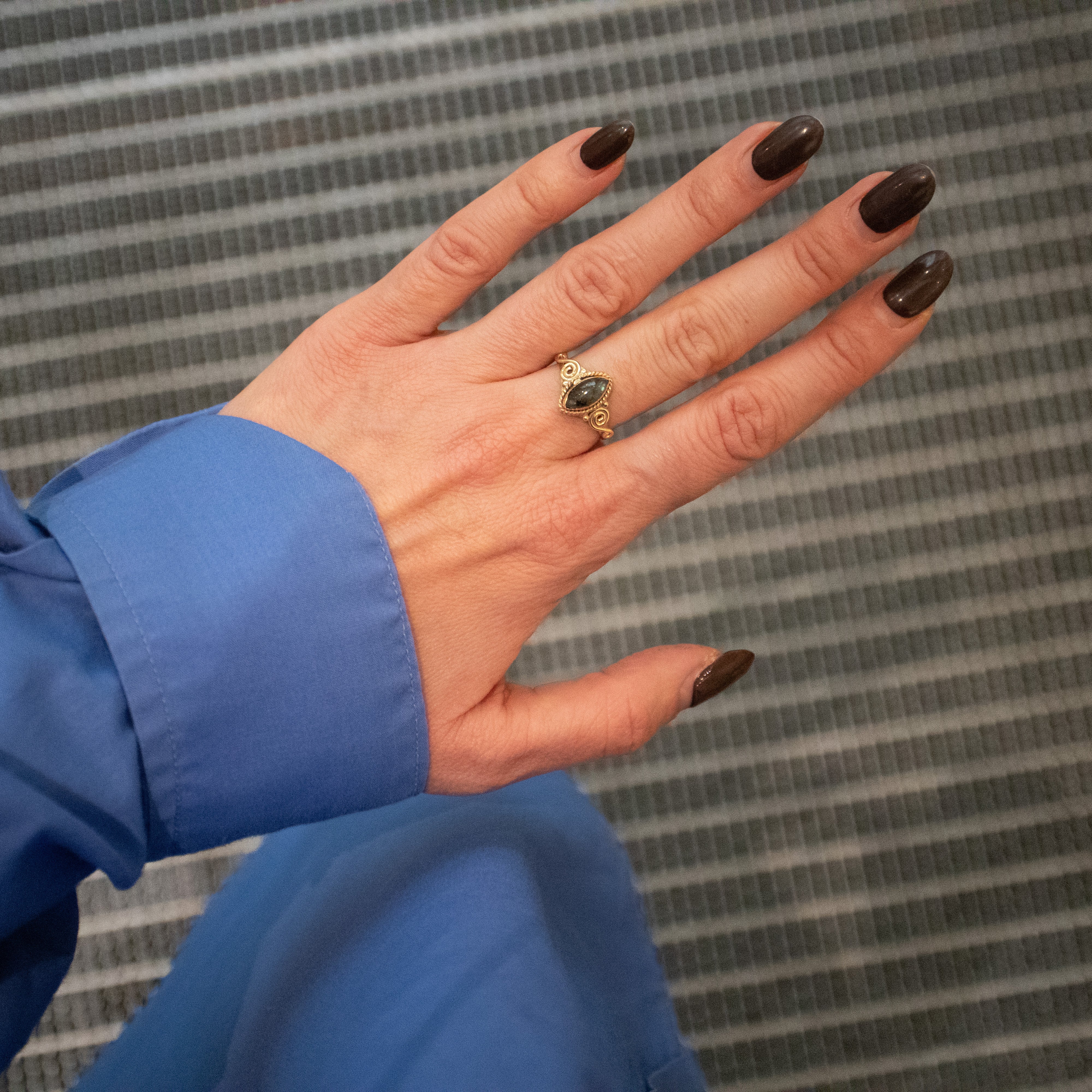 Labradorit Ring im Jugendstil – Handgemachter Goldring im Augen-Design