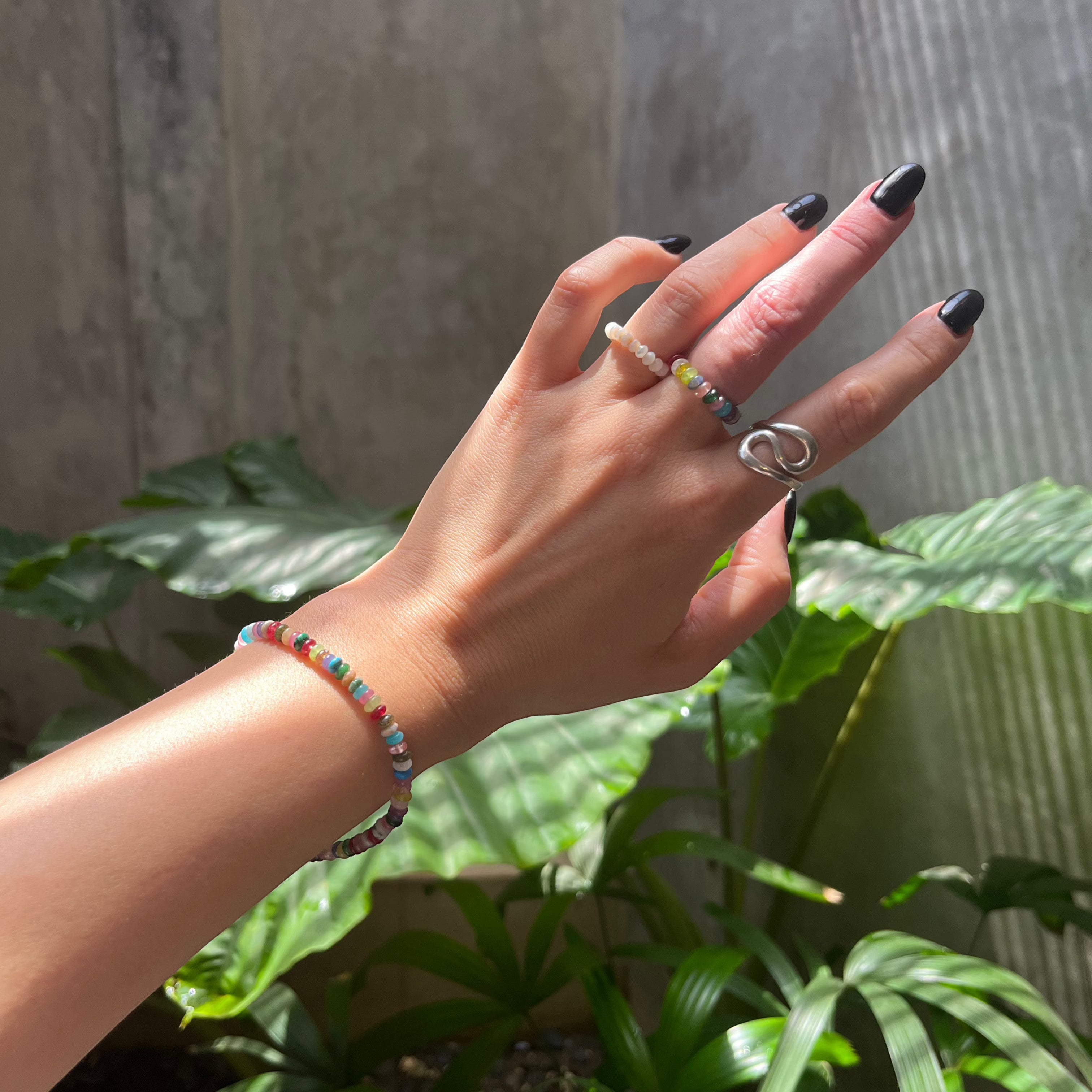 Regenbogen-Ring – Handgefertigter Ring mit bunten Edelsteinen auf Gummiband - Nooe UG