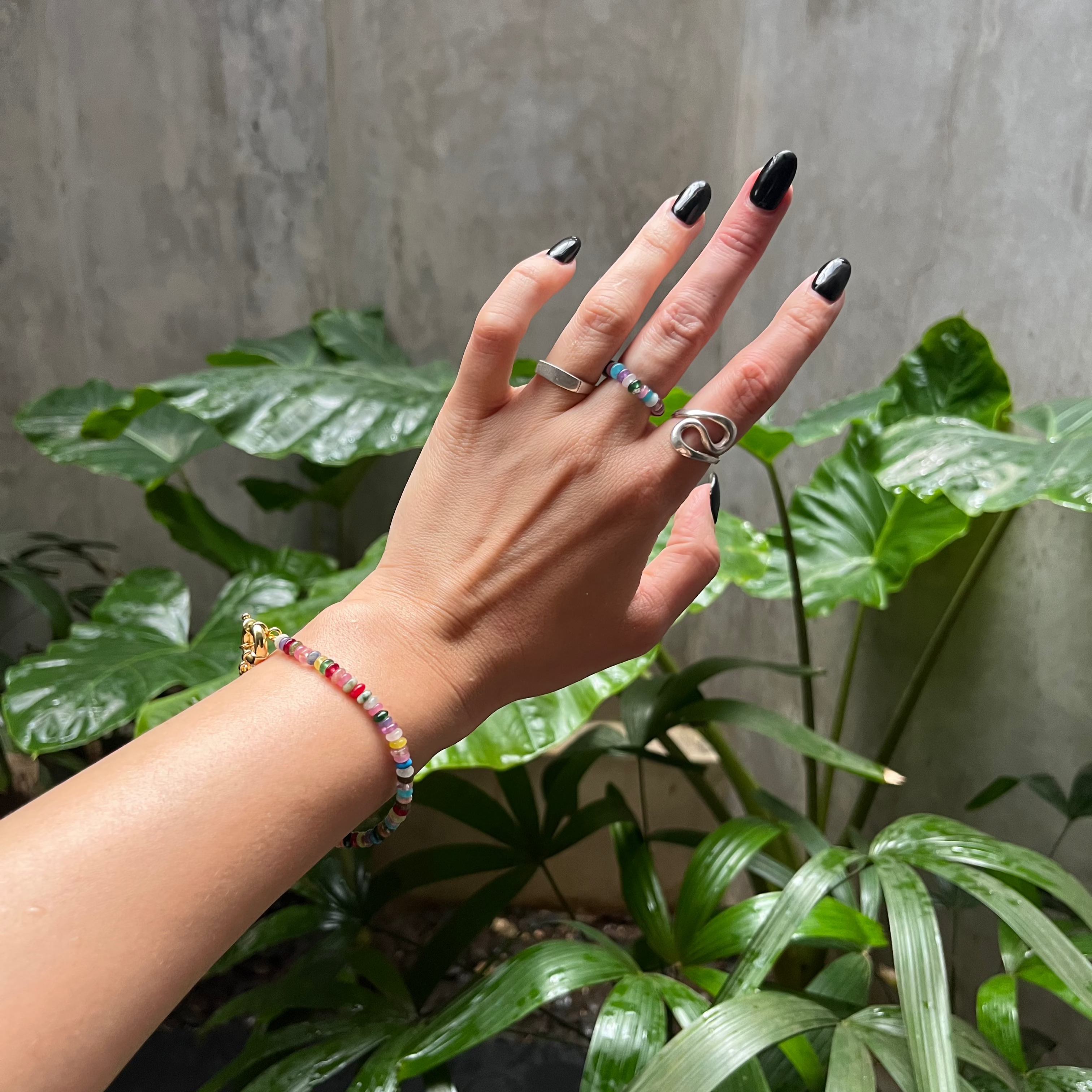 Regenbogen-Ring – Handgefertigter Ring mit bunten Edelsteinen auf Gummiband - Nooe UG
