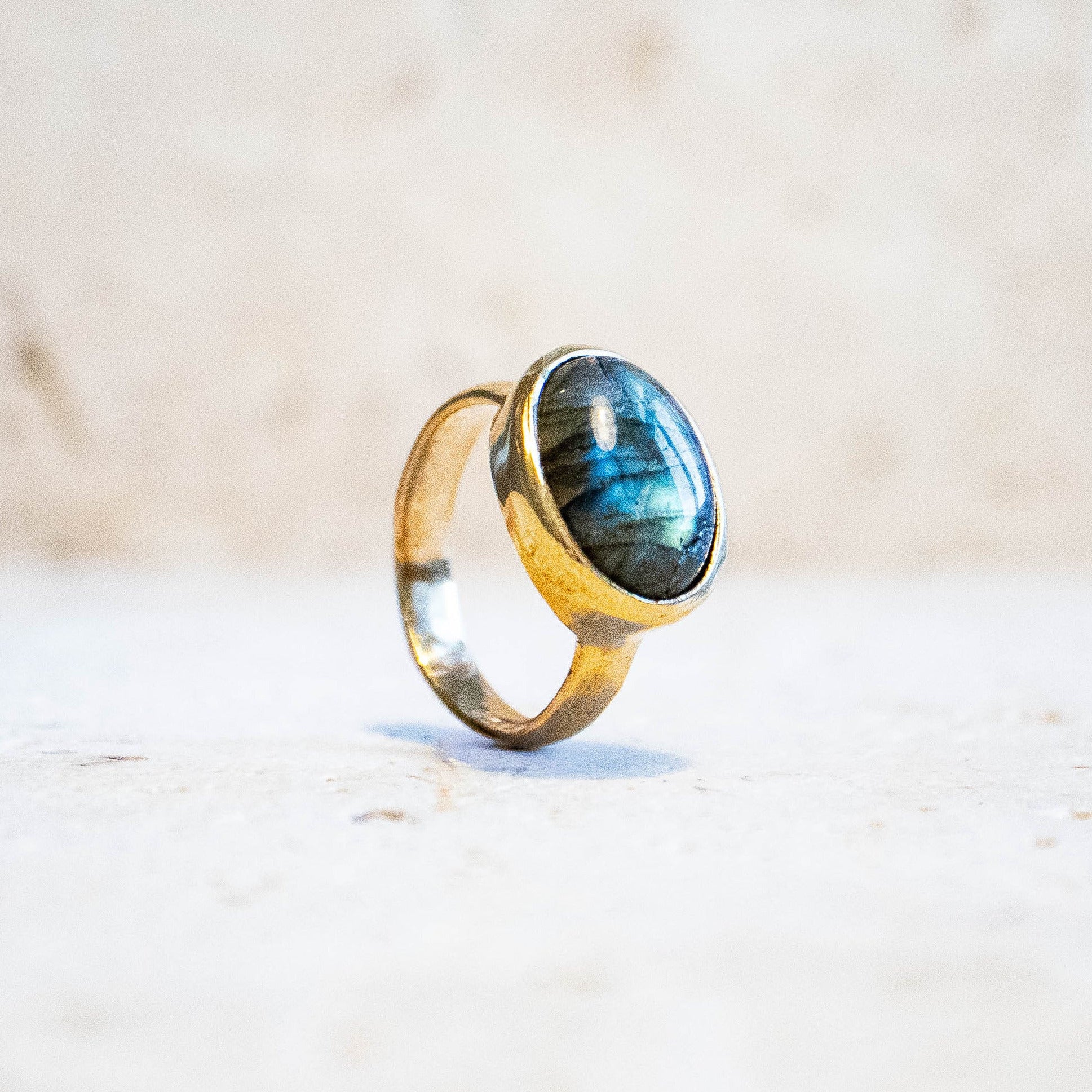 Großer Labradorit Ring mit ovalem Stein gold handgemacht - Nooe UG
