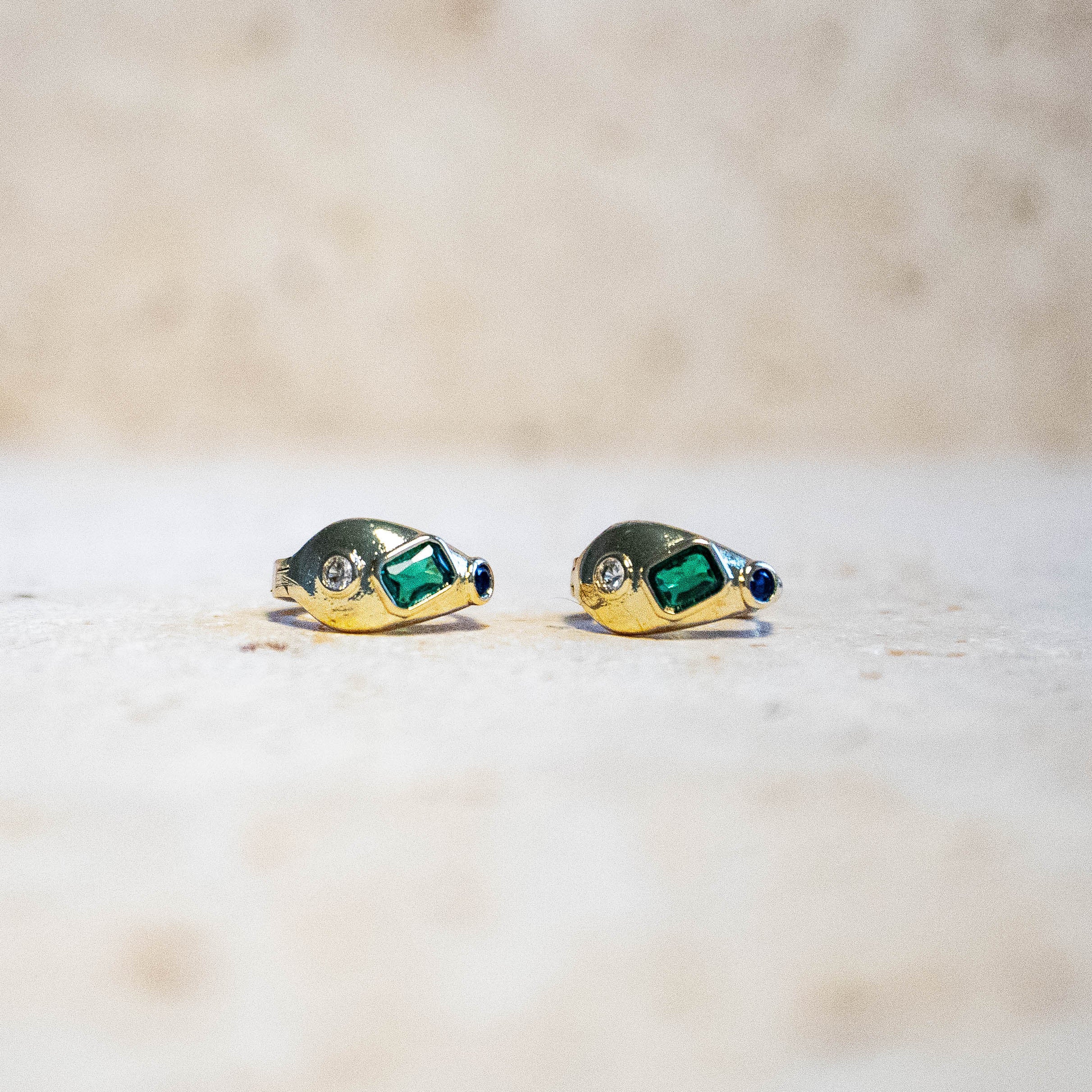 Gold huggies mit grünen Zirkonia - Nooe UG