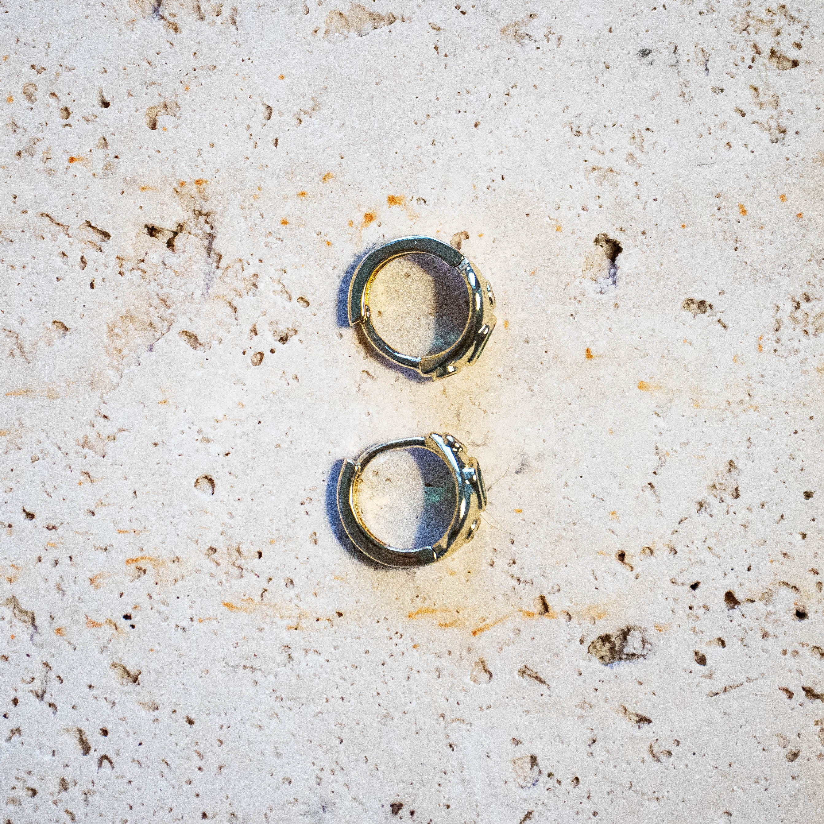 Gold huggies mit grünen Zirkonia - Nooe UG