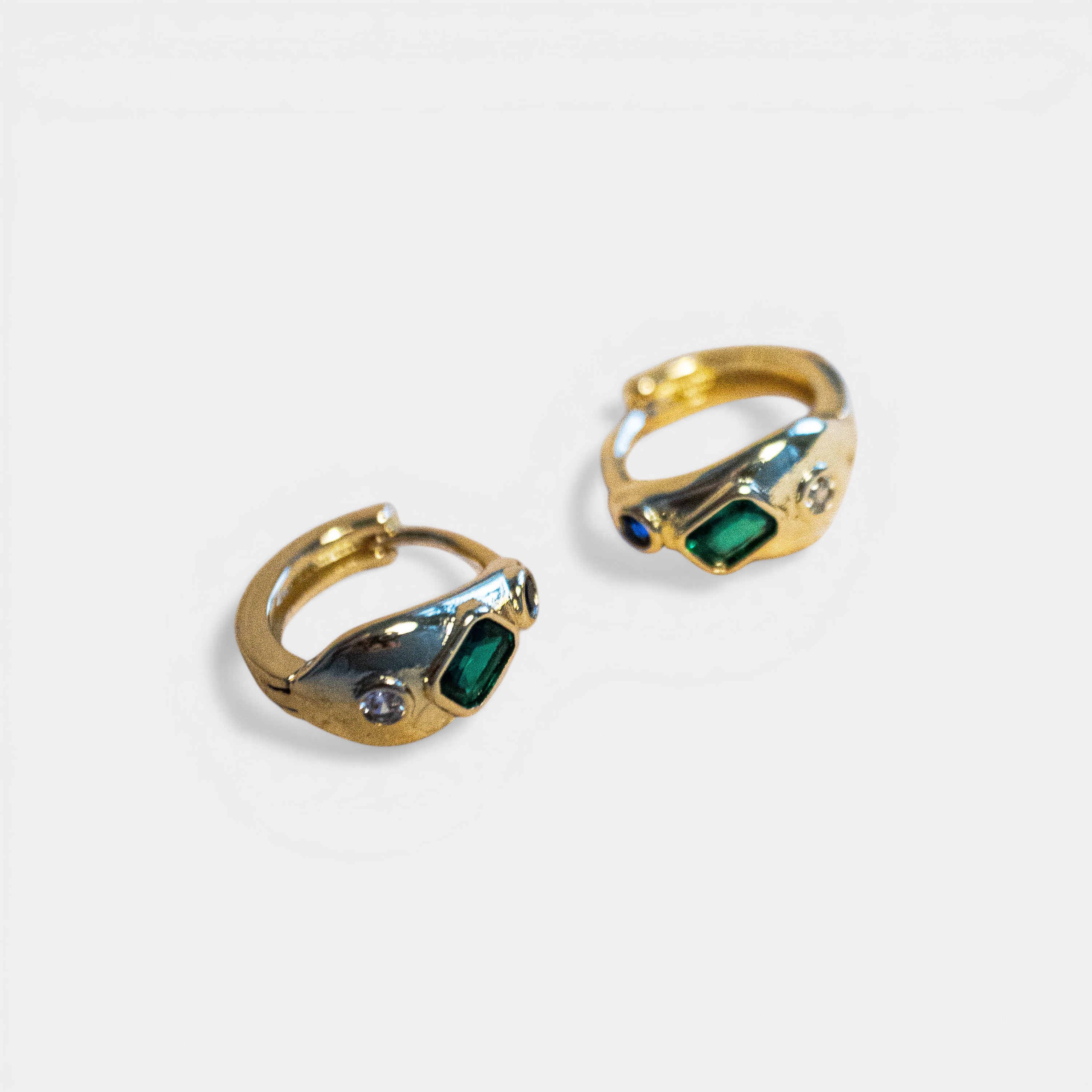 Gold huggies mit grünen Zirkonia - Nooe UG