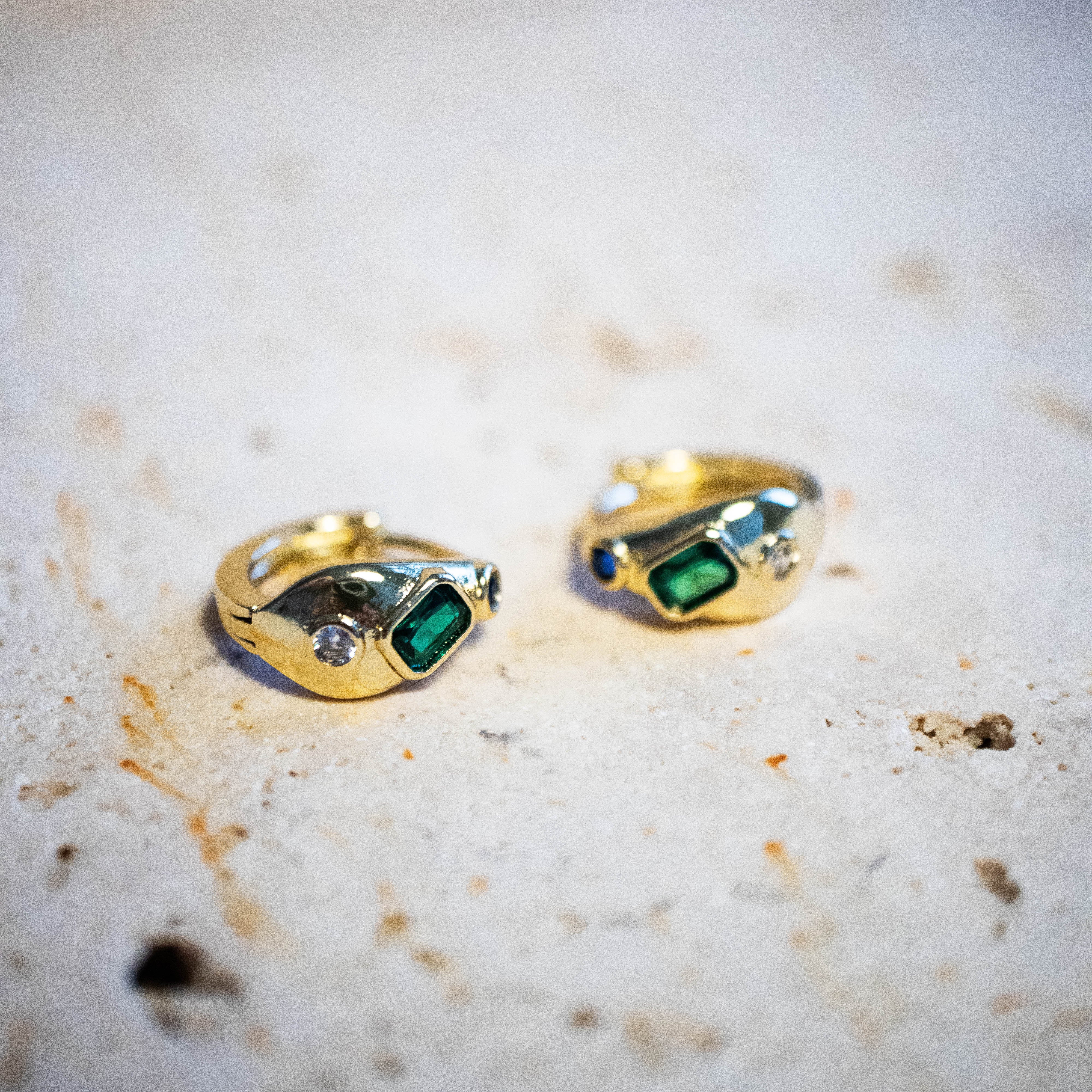 Gold huggies mit grünen Zirkonia - Nooe UG