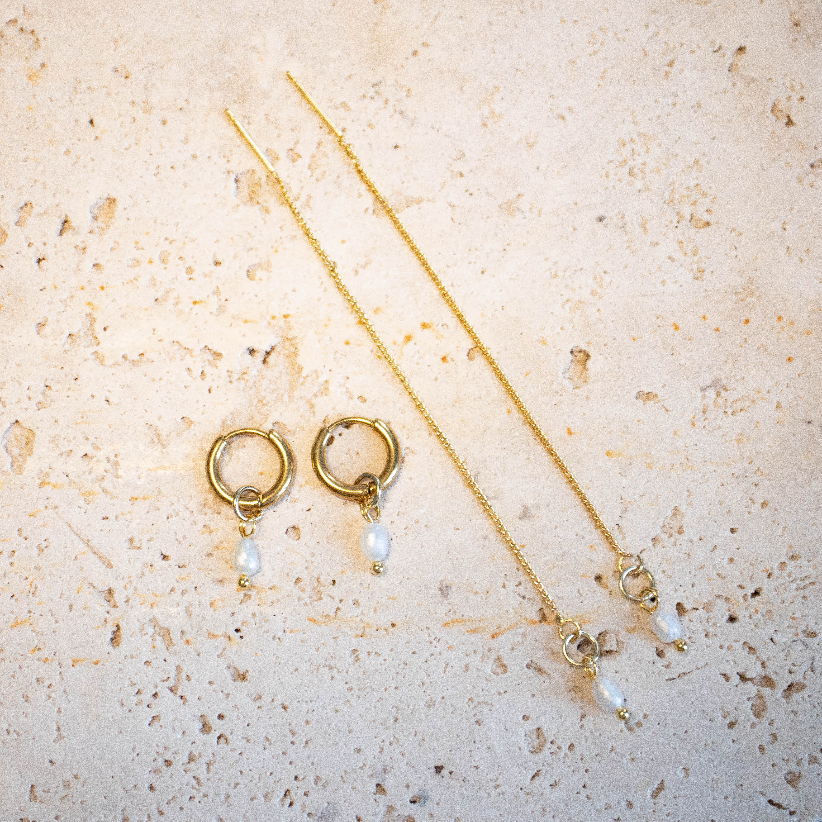 Threader oder Huggie Ihrringe mit Mini Süßwasserperle vergoldet - Nooe UG