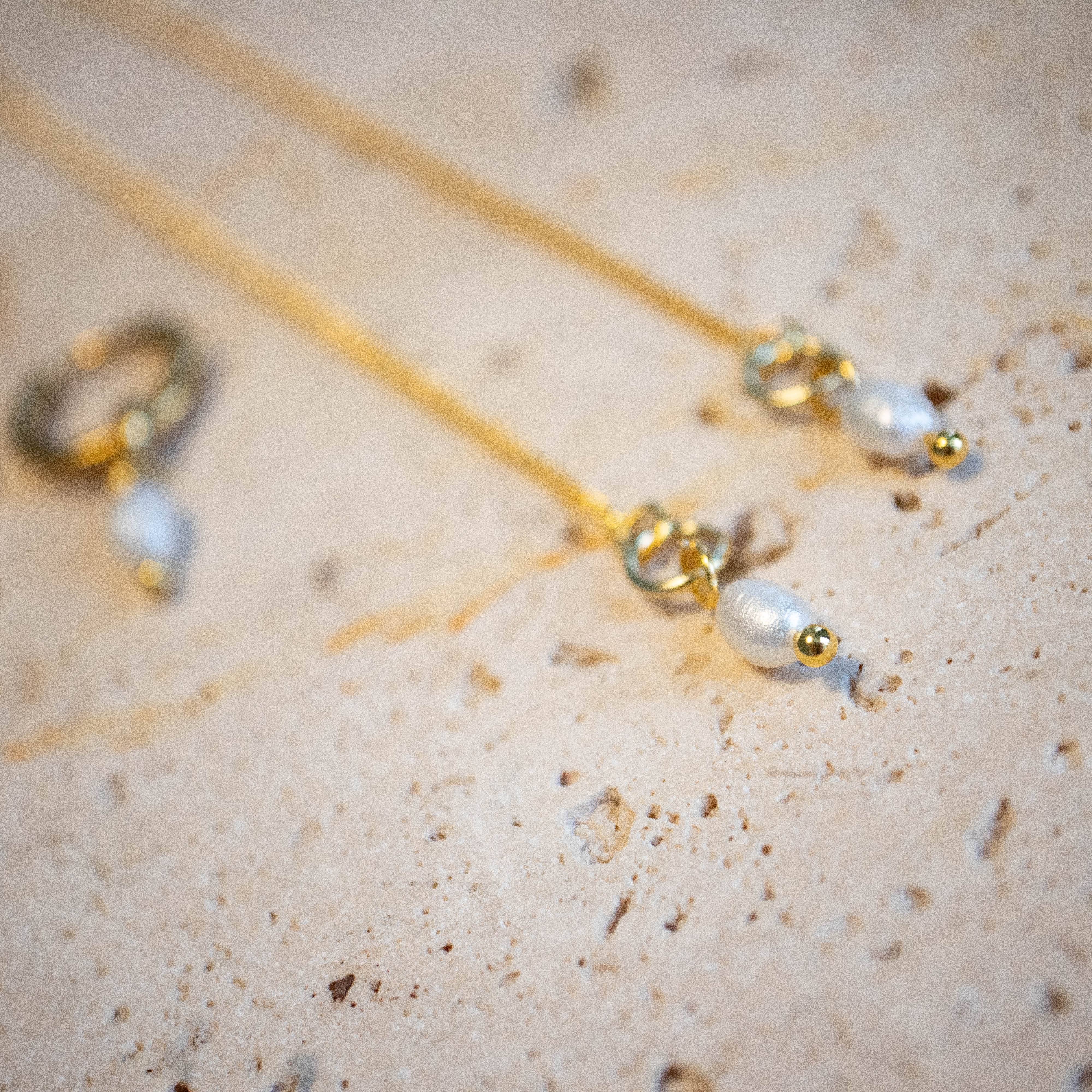 Threader oder Huggie Ihrringe mit Mini Süßwasserperle vergoldet - Nooe UG