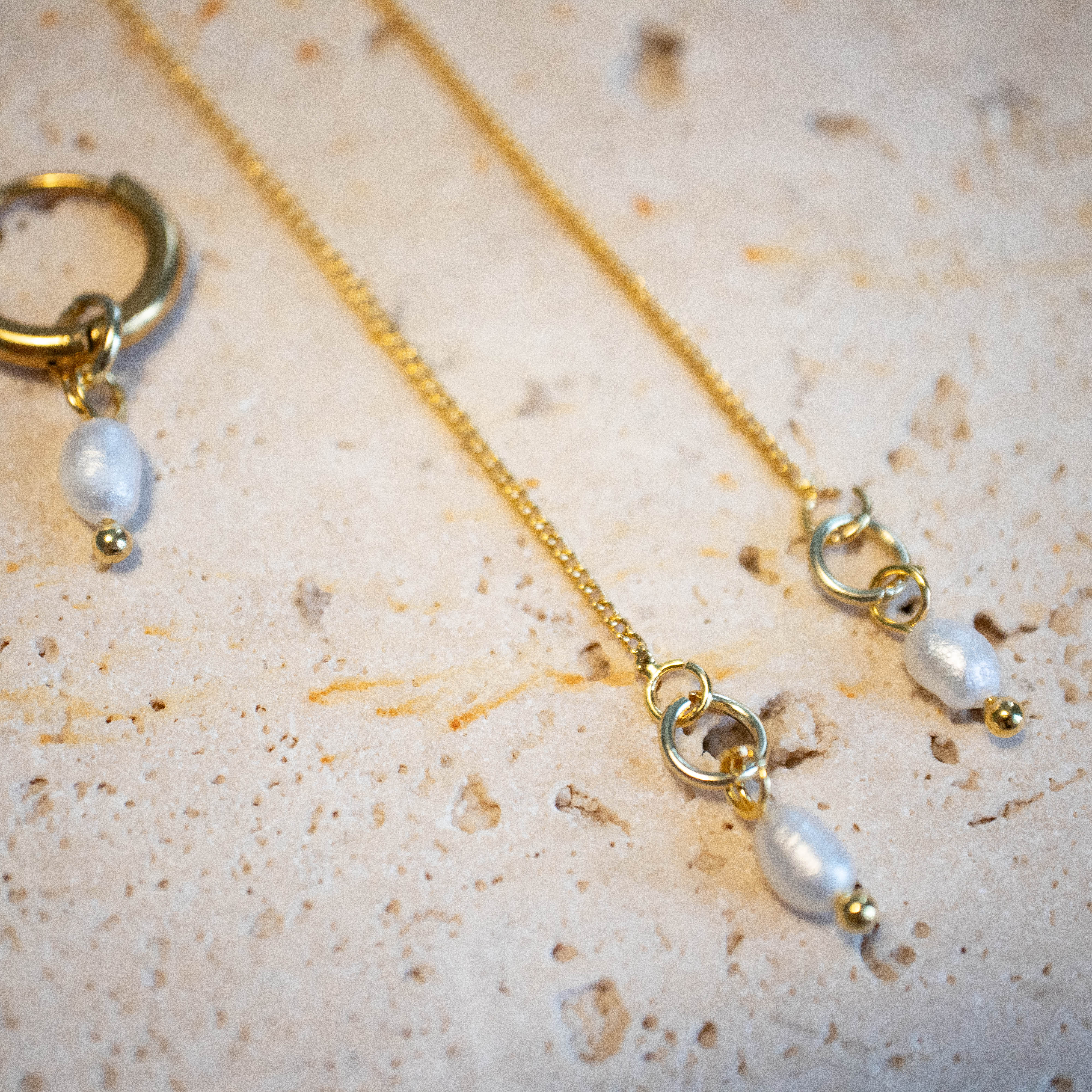 Threader oder Huggie Ihrringe mit Mini Süßwasserperle vergoldet - Nooe UG