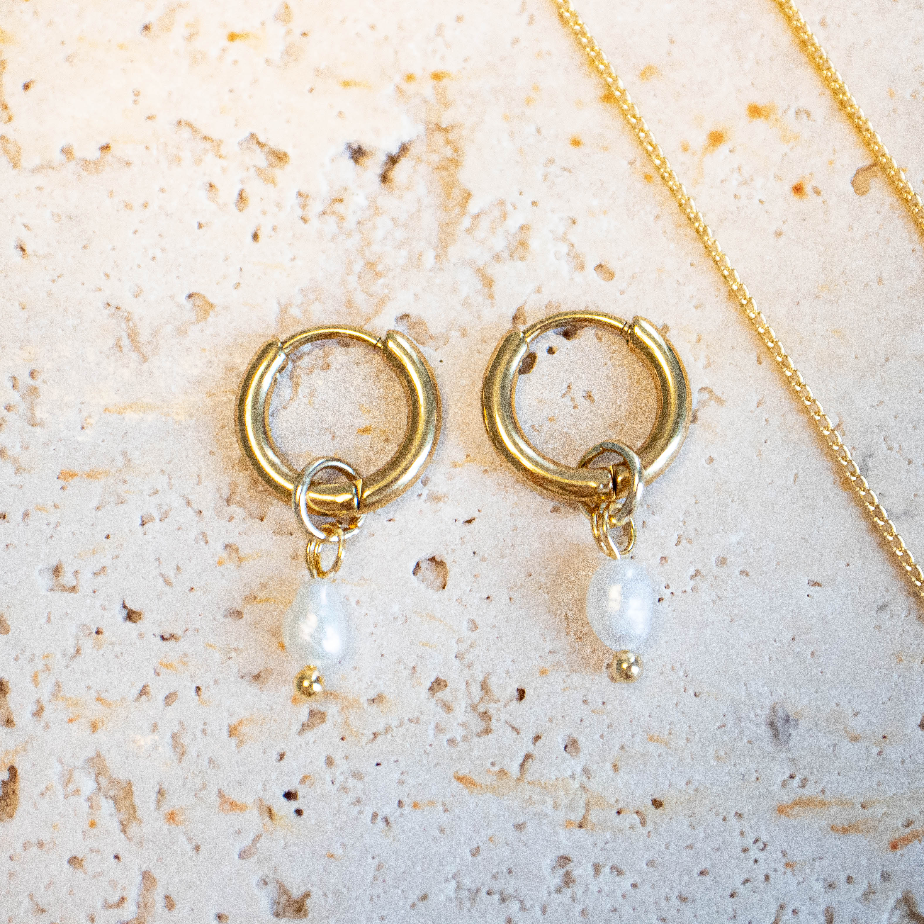 Threader oder Huggie Ihrringe mit Mini Süßwasserperle vergoldet - Nooe UG